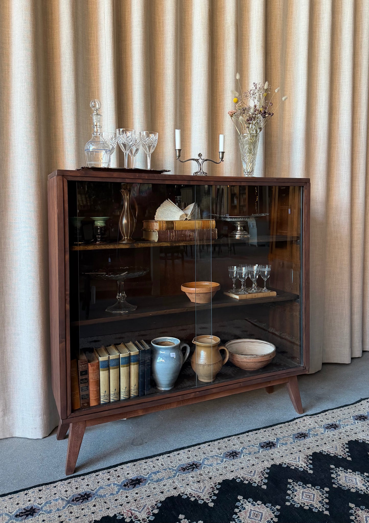 En gammal, fin och nätt skänk/sidebord med tre vitrindörrar. Skåpet har i dagsläget 3 nya och fräscha hyllplan.