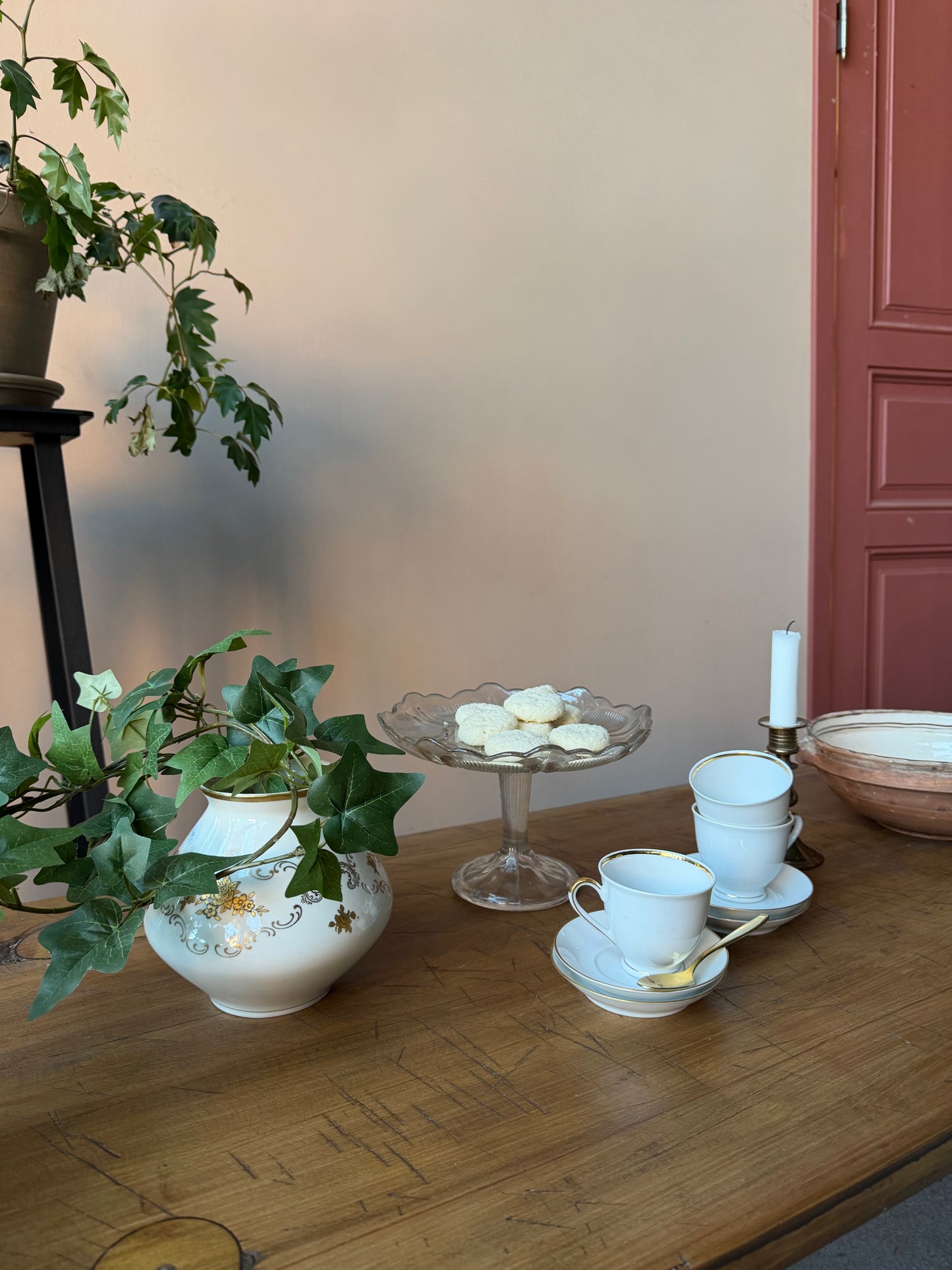 En gammal bänk med många användningsområden; soffbord eller sideboard.Produkten är gammal med härlig patina och spår av tidens tand.