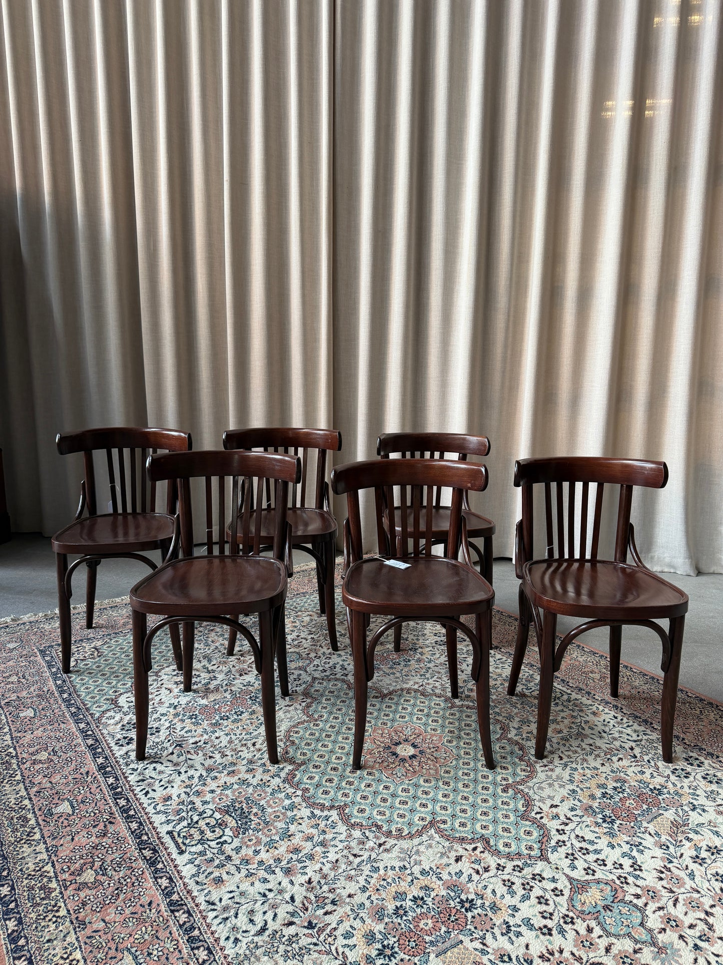 Ett set med 6 st gamla, fina stolar. Dessa har sannolikt stått på någon ungersk restaurang eller bar tidigare.