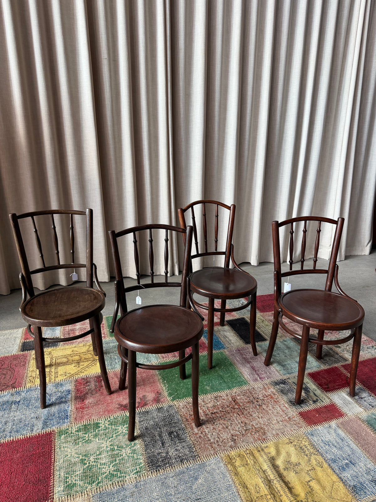 Ett set med 4 st gamla, fina stolar. Dessa har sannolikt stått på någon ungersk restaurang eller bar tidigare.Stolarna är gamla, så vissa skavanker kan förekomma. Men konstruktionen är stabil.