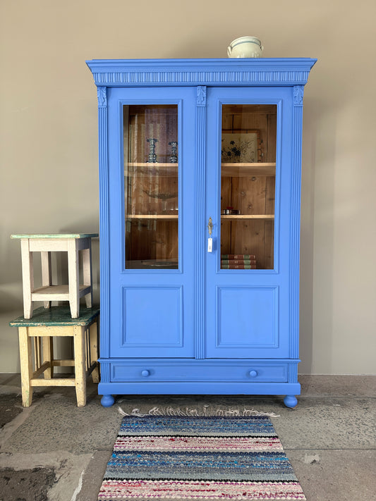 Bild visar blått vitrinskåp med två dörrar