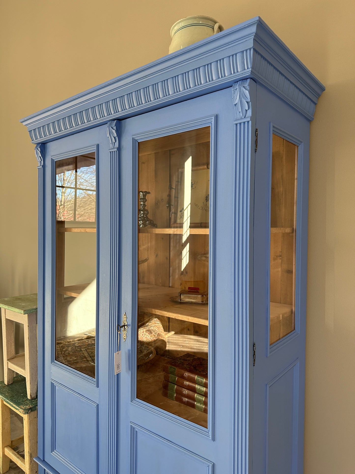 Bild visar blått vitrinskåp med två dörrar