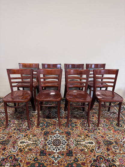 Set med 8 st stolar i träfärg