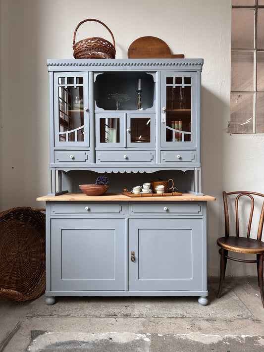 Ljust gråblått köksskåp med massor av detaljer i form av olika luckor och lådor
