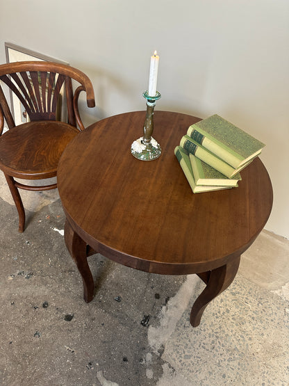 Bild visar stol samt runt litet bord i mörkt trä. Bild tagen ovanifrån