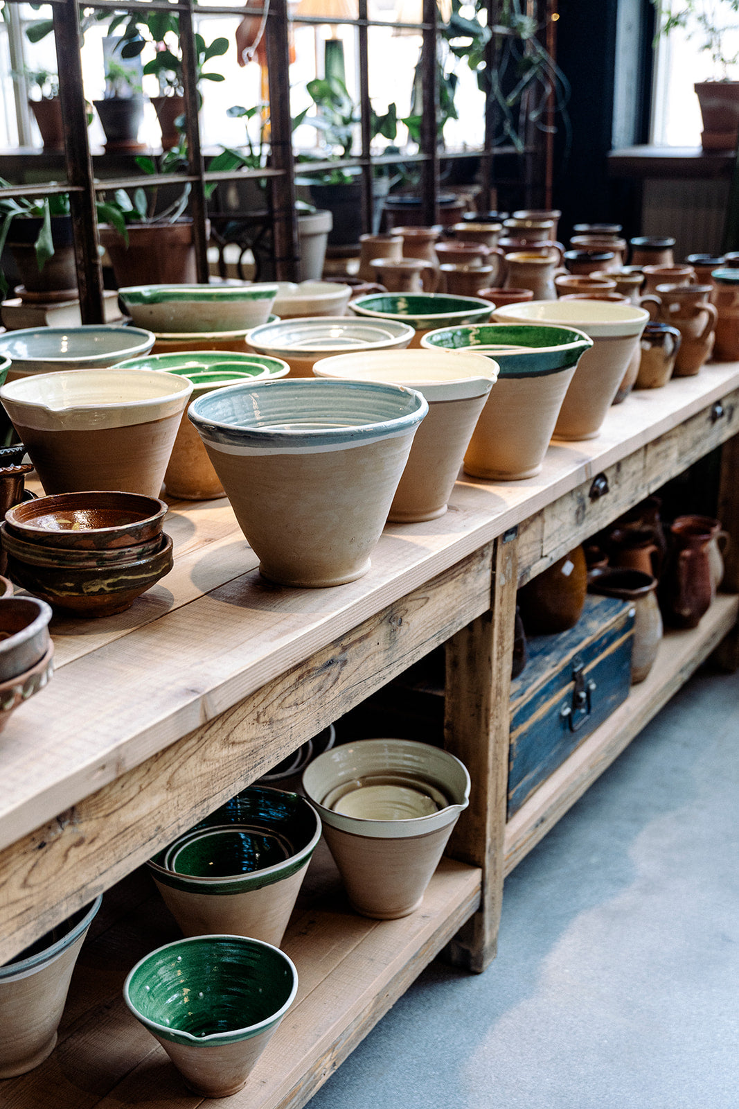 Bord med gamla skålar, spillkum och urnor.