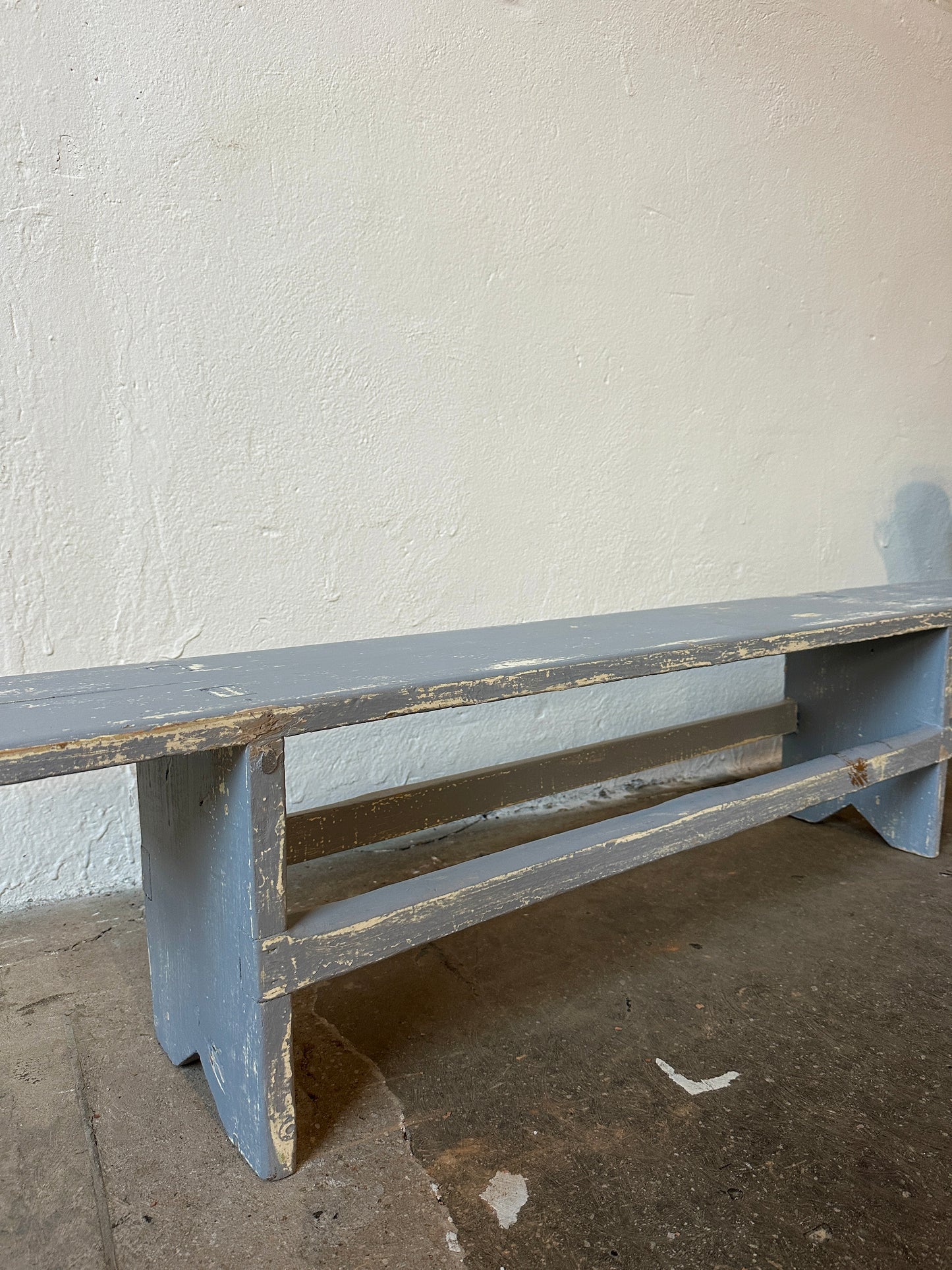 En vacker gammal gråblå bänk i trä. Vintage.