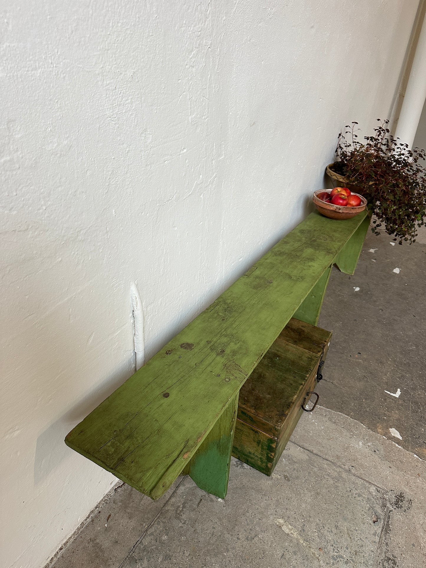 En gammal vacker träbänk med härlig grön kulör. Detaljbild.