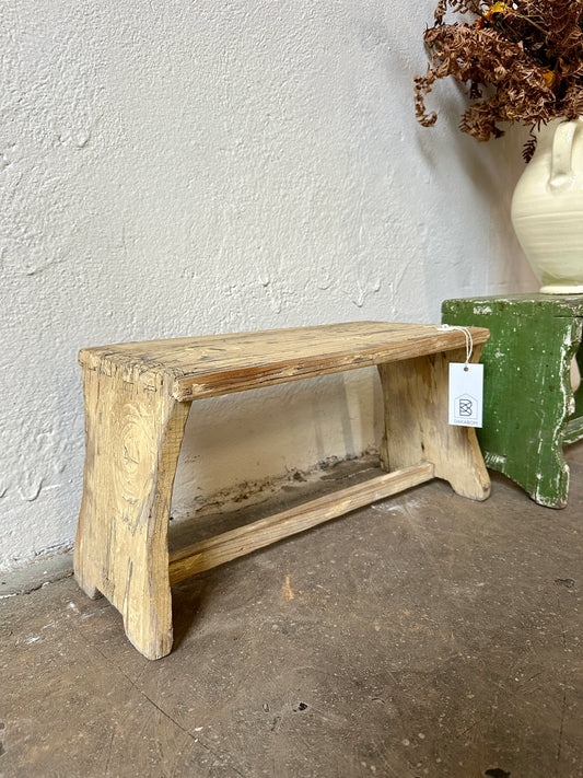 En söt liten pall i trä. Pallen är gammal. Vintage.