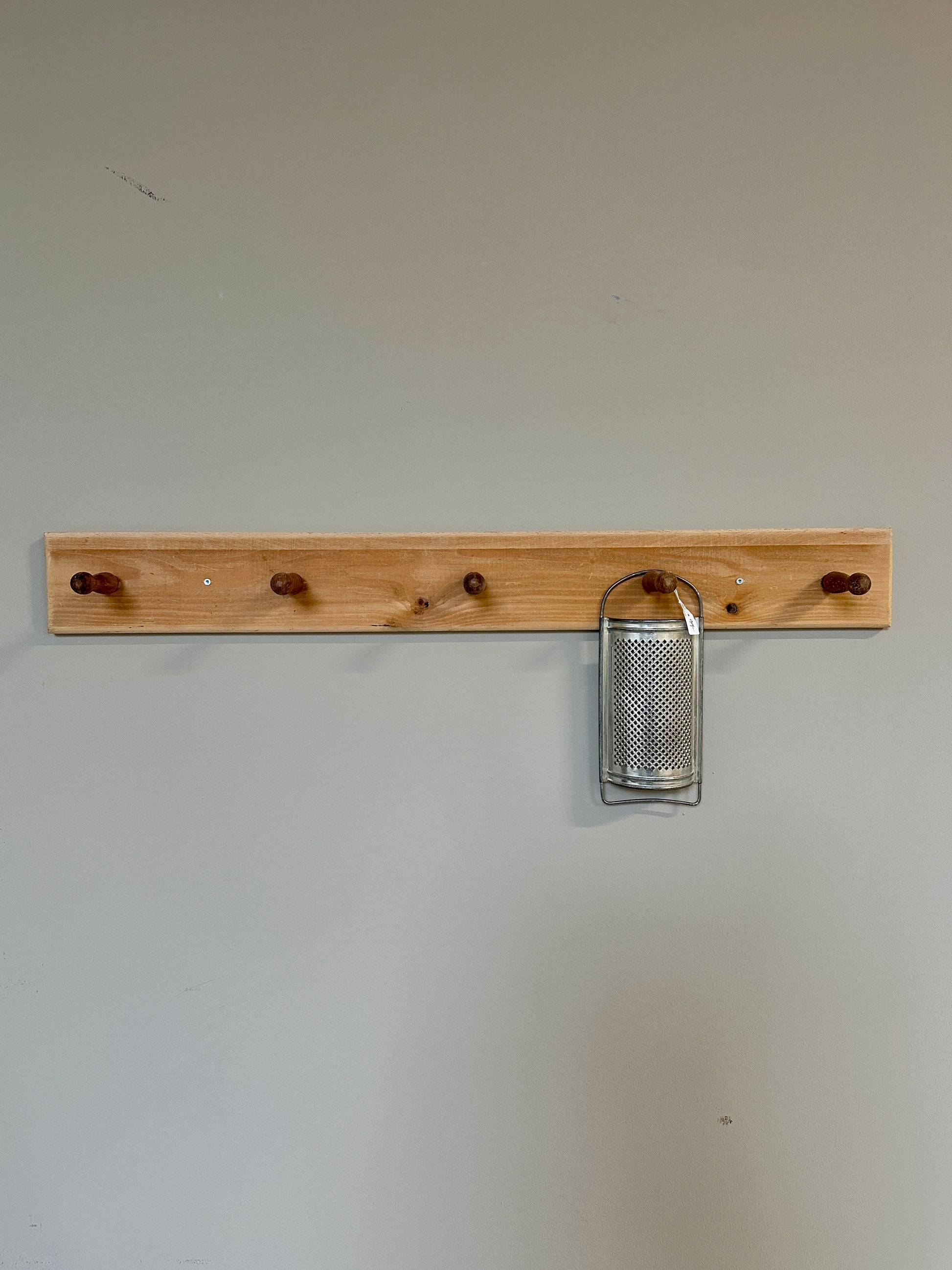 En knopplist i trä.