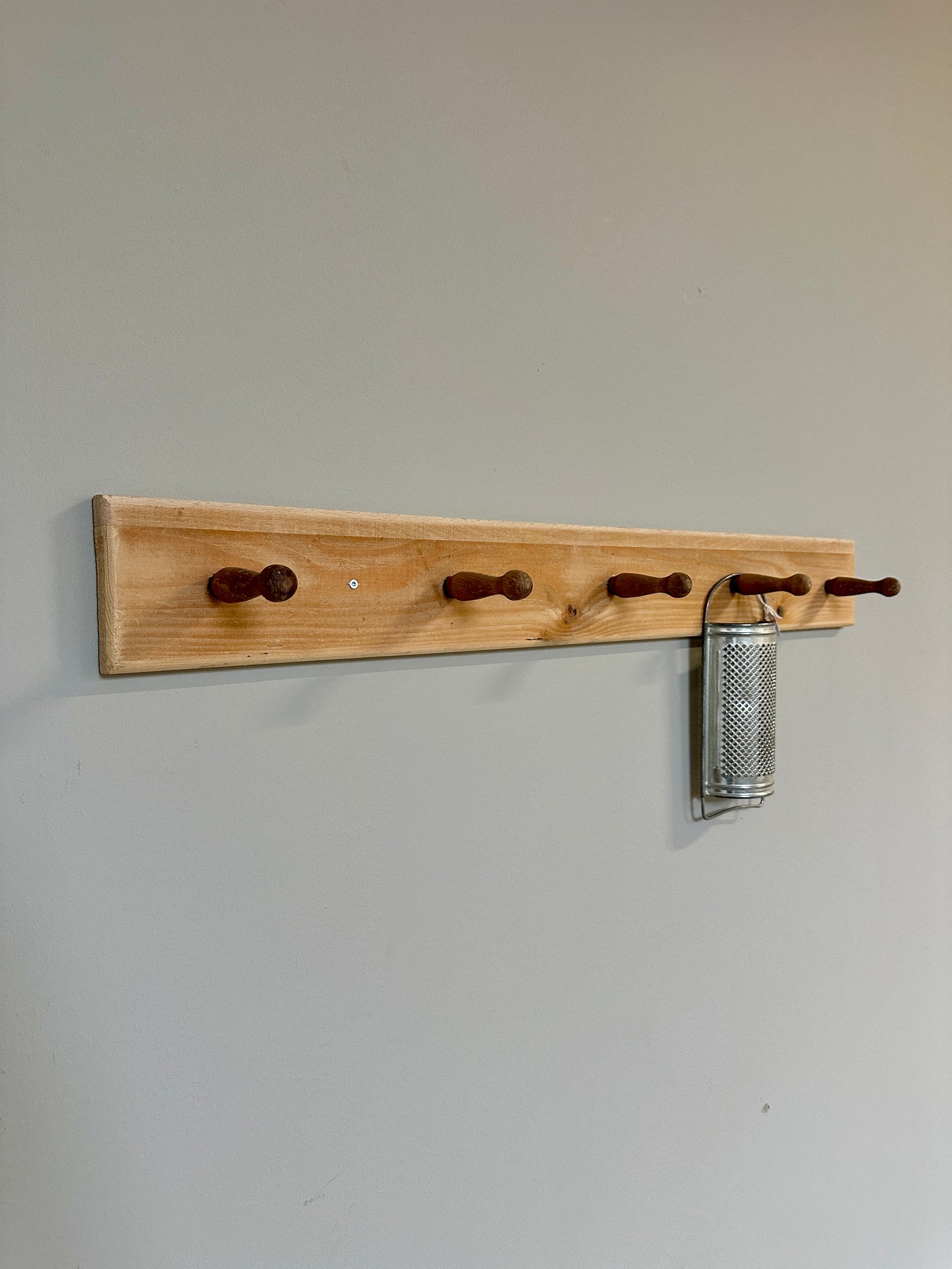 En knopplist i trä.