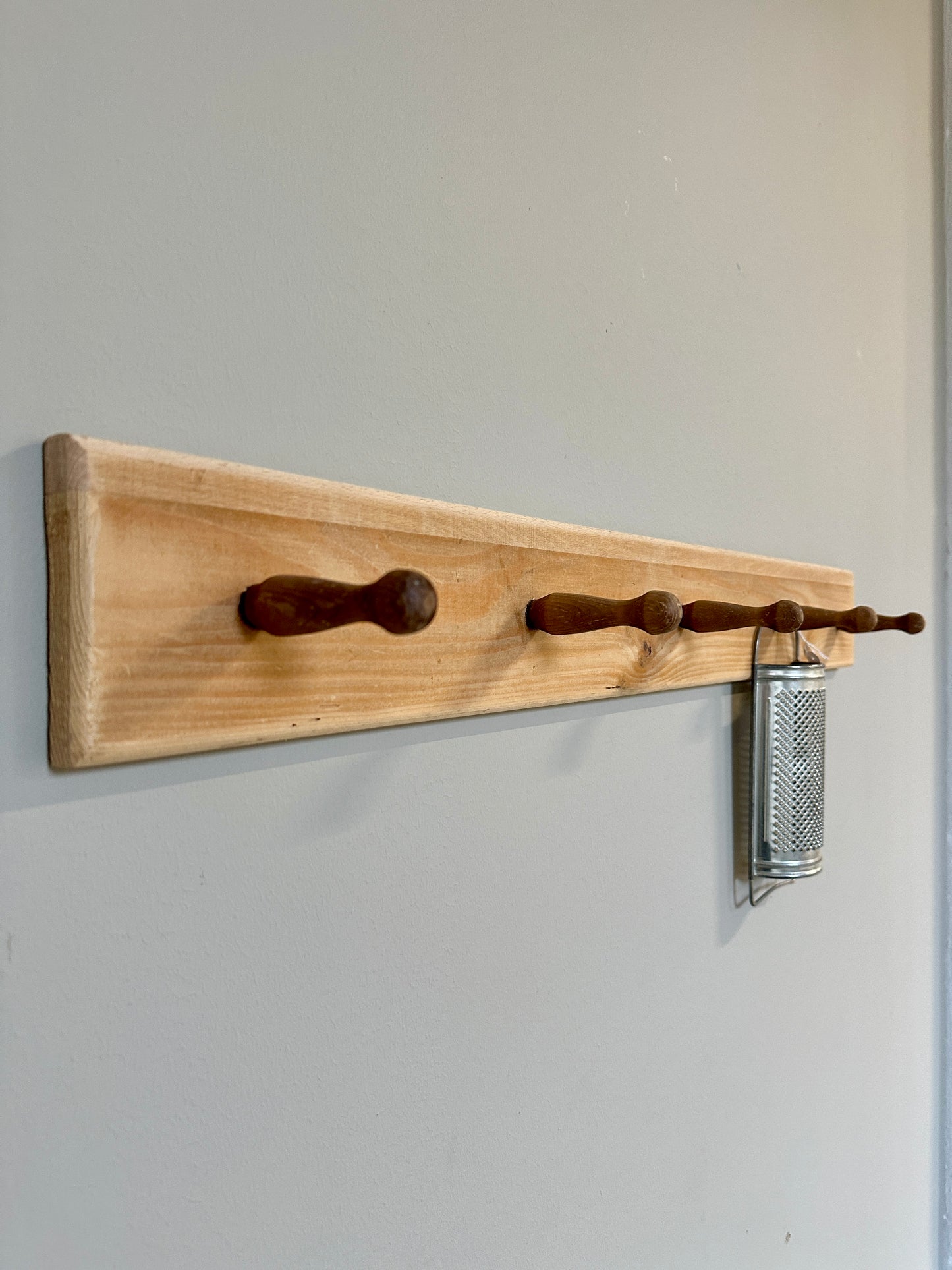 En knopplist i trä.