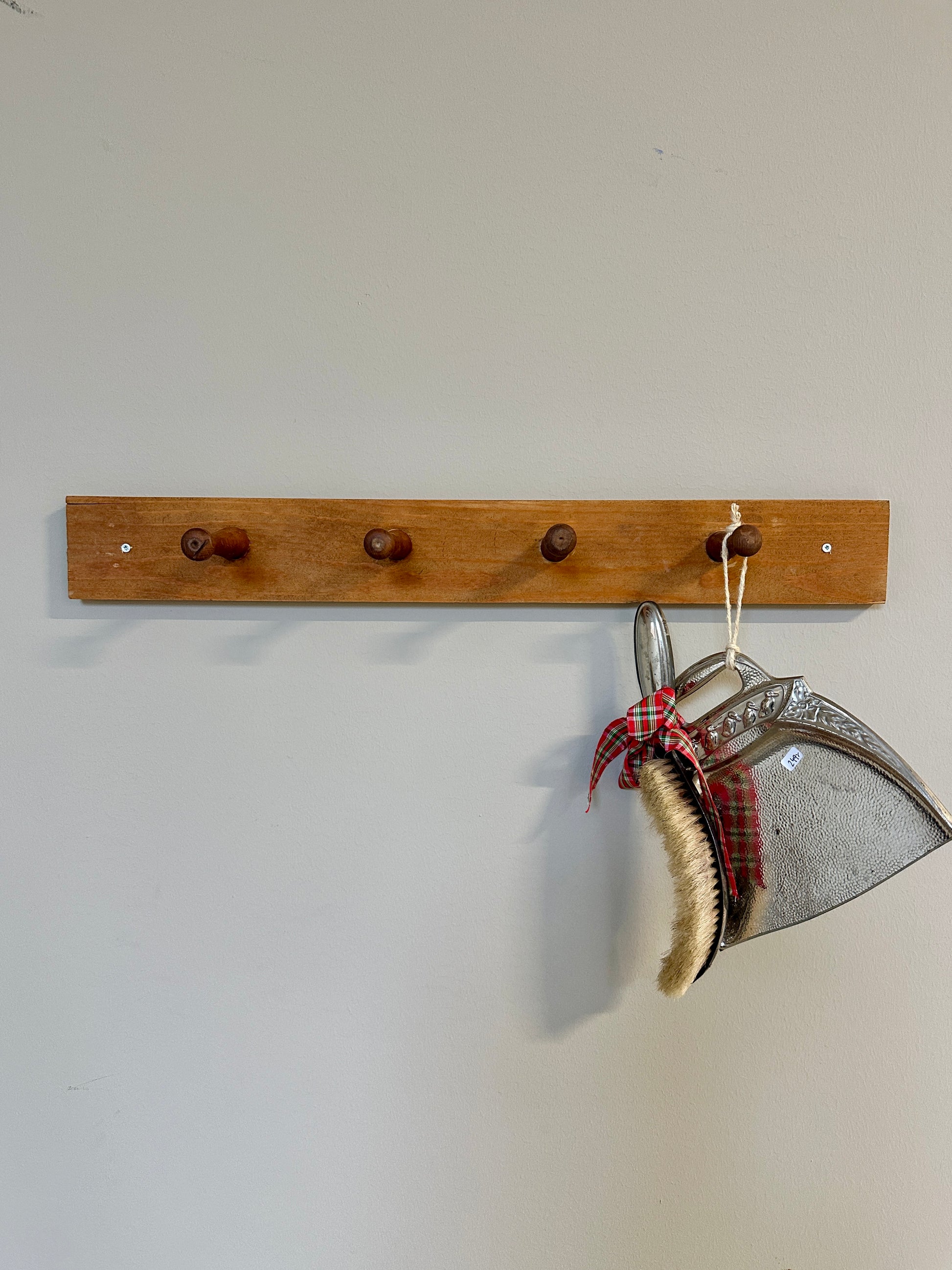 En knopplist i trä.