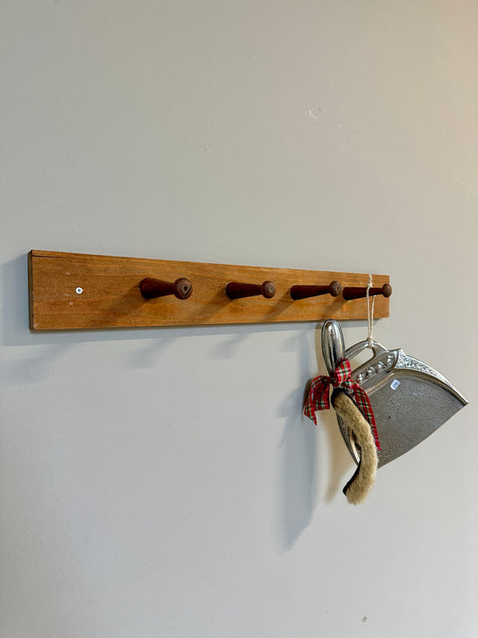 En knopplist i trä.