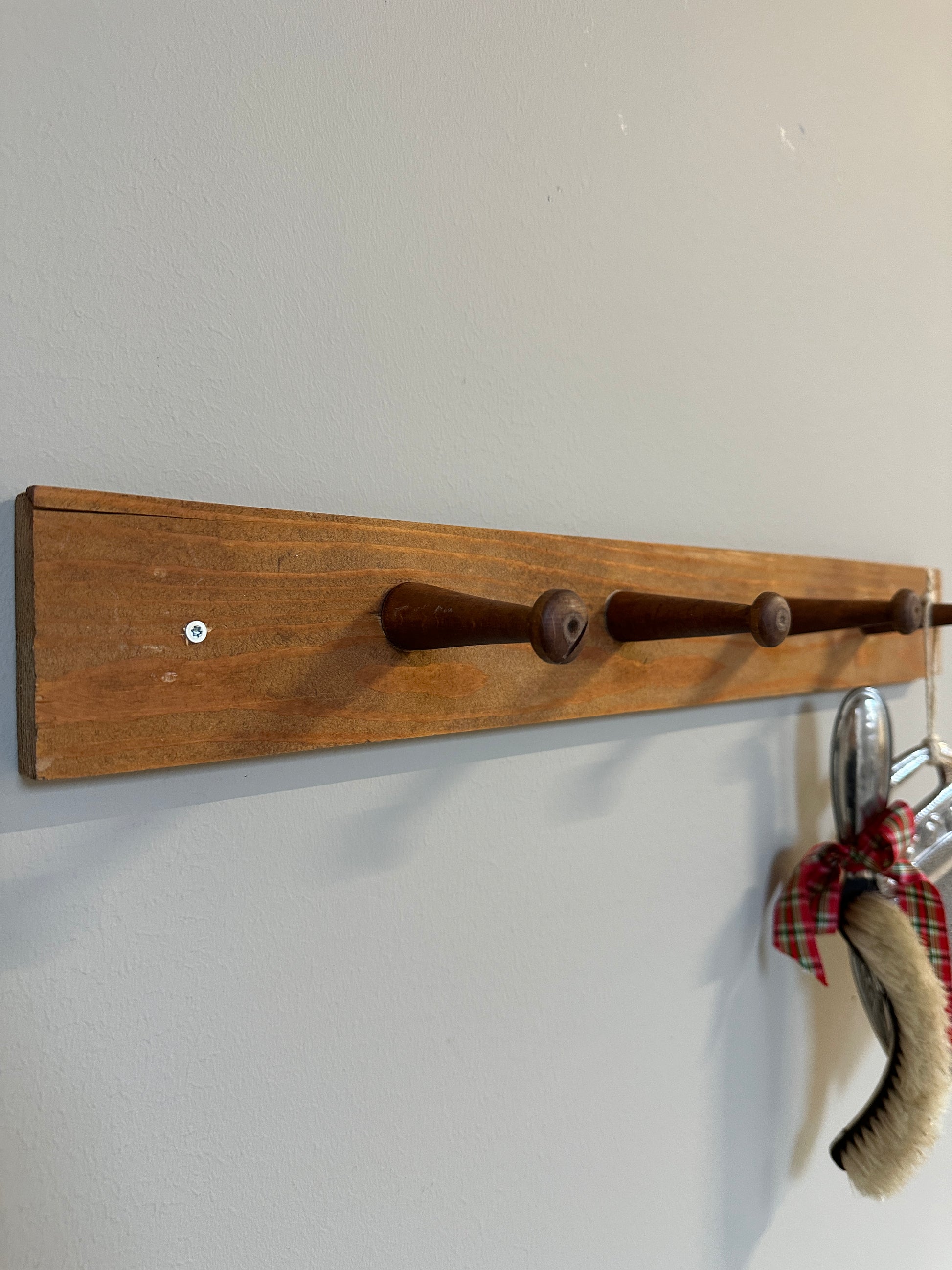 En knopplist i trä.