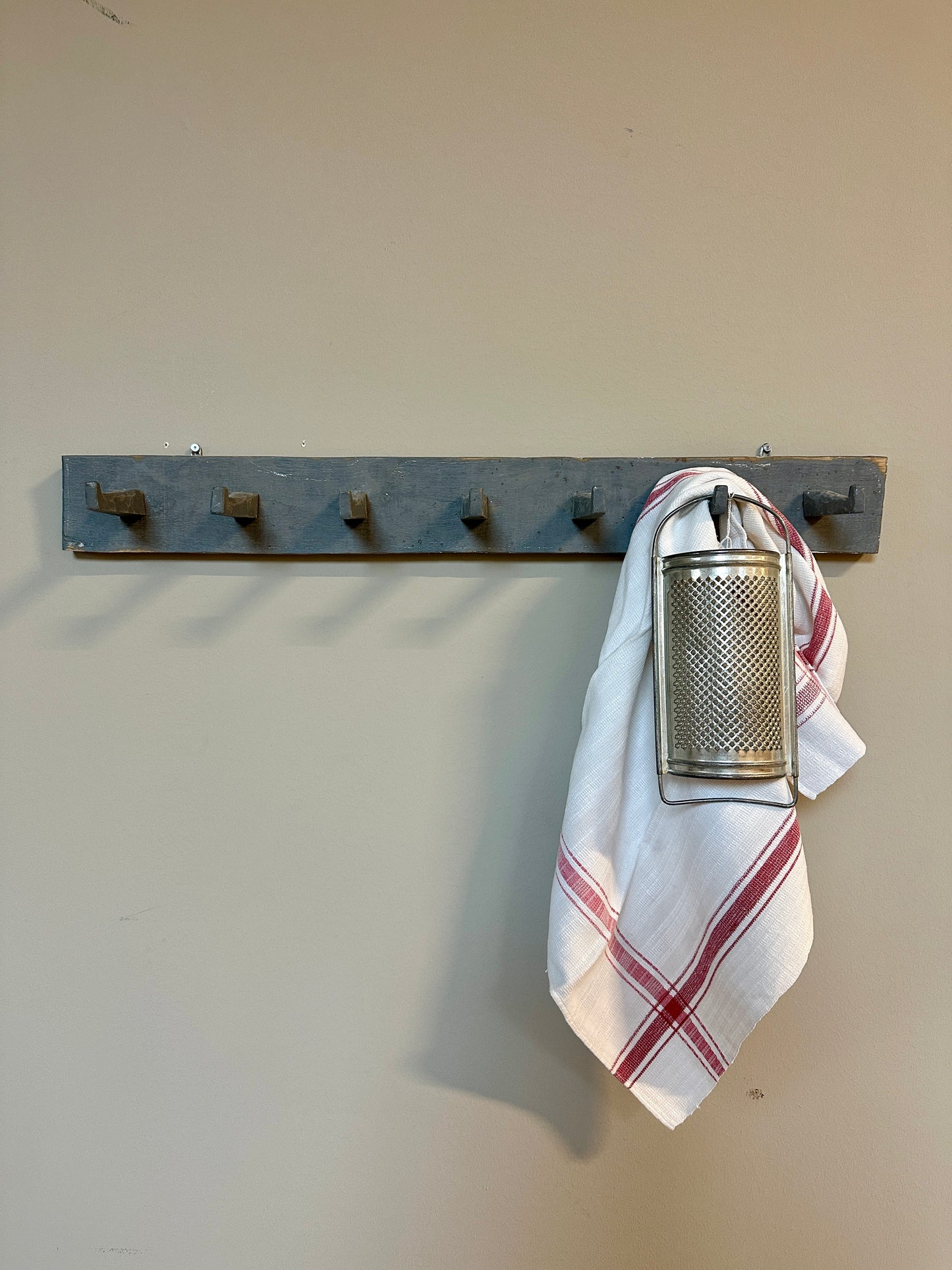 En knopplist i trä.
Knopplisten har en skavd men härlig blågrå kulör.
Knopplisten är gammal med härlig patina och spår av tidens tand.