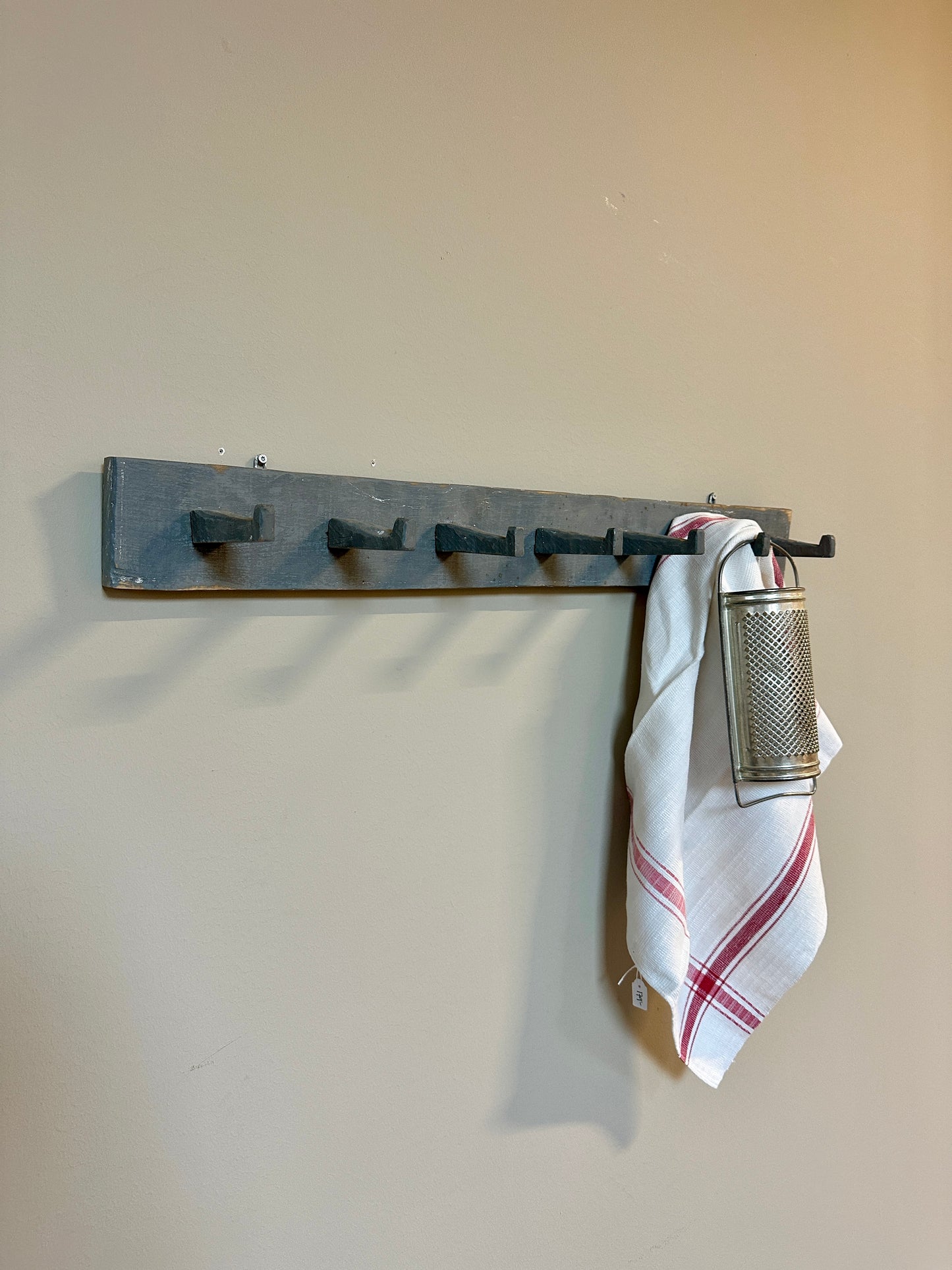 En knopplist i trä.
Knopplisten har en skavd men härlig blågrå kulör.
Knopplisten är gammal med härlig patina och spår av tidens tand.