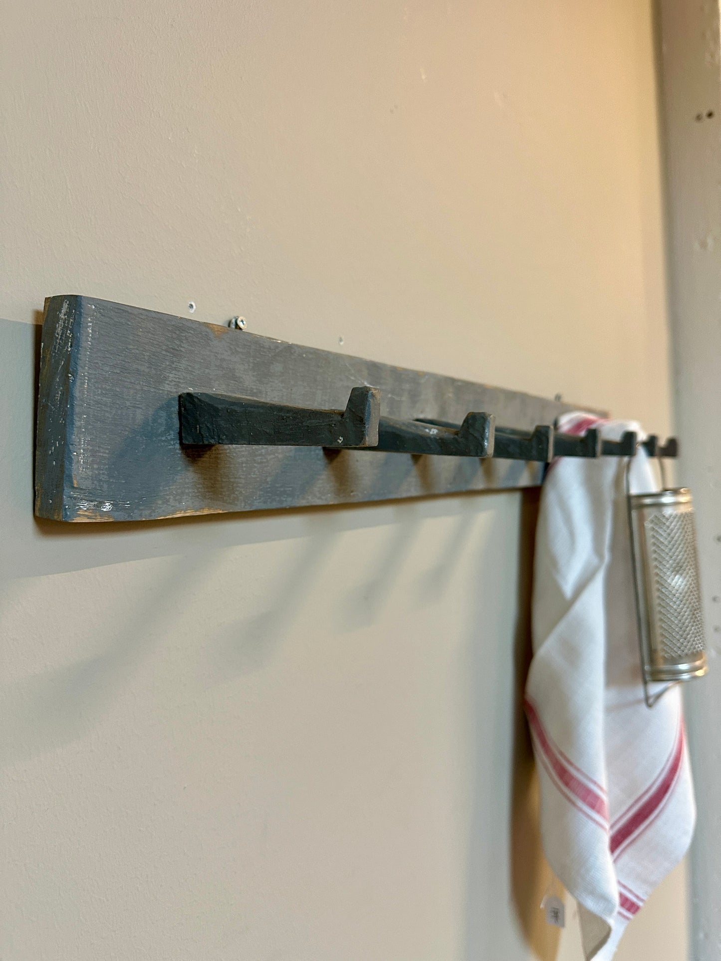 En knopplist i trä.
Knopplisten har en skavd men härlig blågrå kulör.
Knopplisten är gammal med härlig patina och spår av tidens tand.