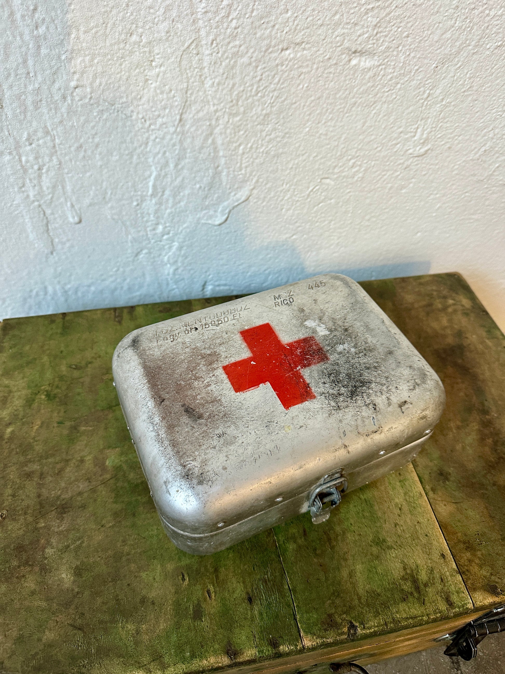 En gammal förstahjälpen väska i metall från Ungern.