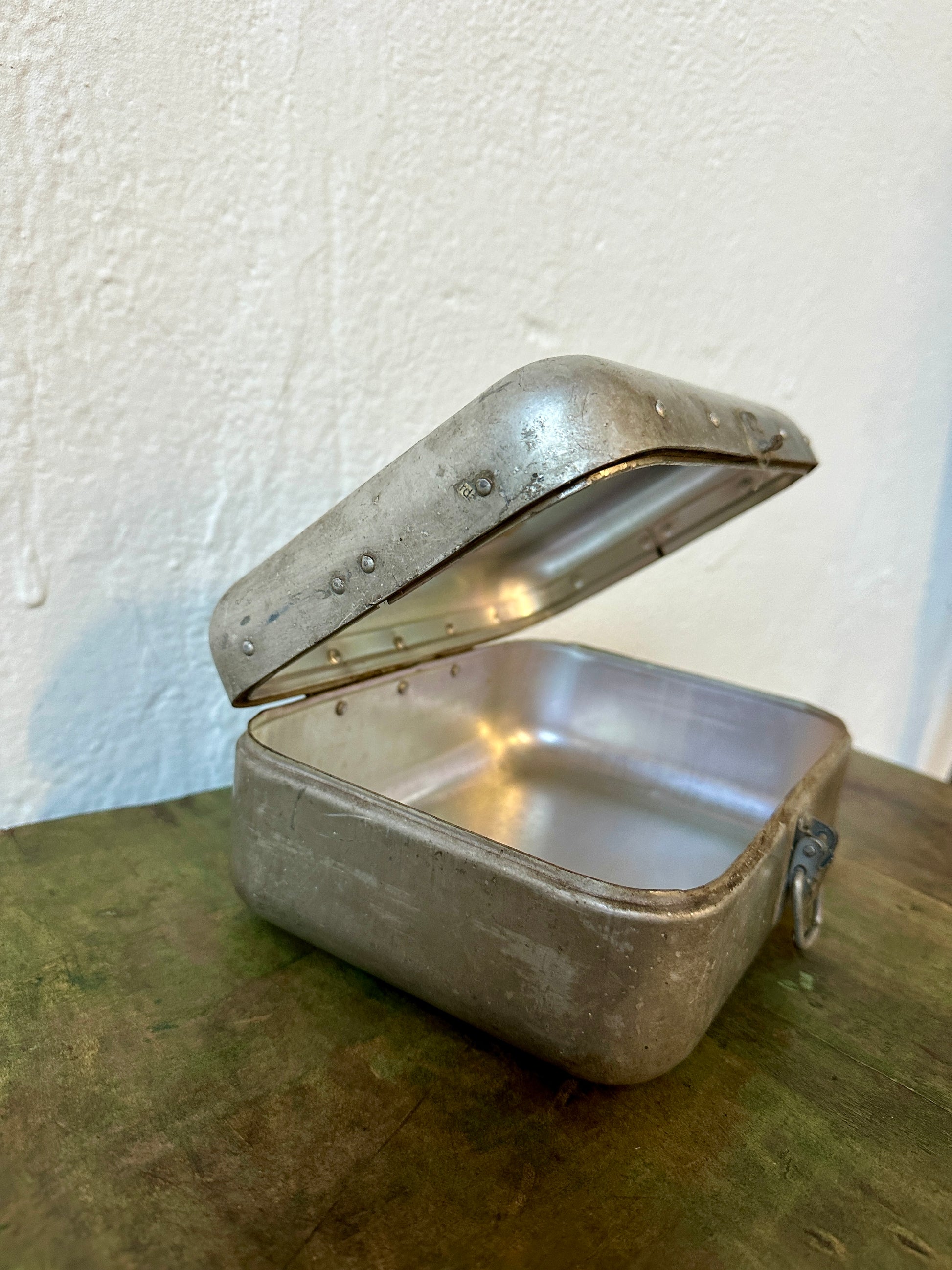 En gammal förstahjälpen väska i metall från Ungern.