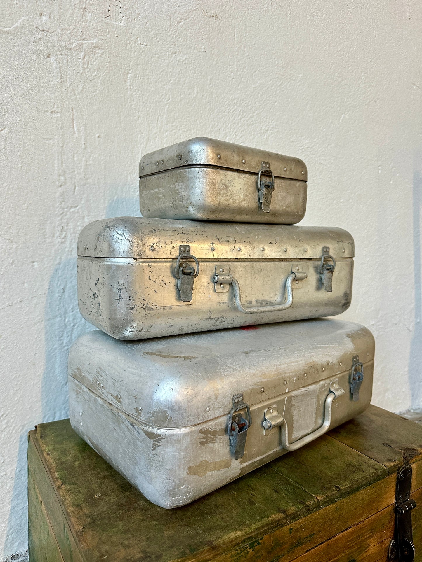 En gammal förstahjälpen väska i metall från Ungern.