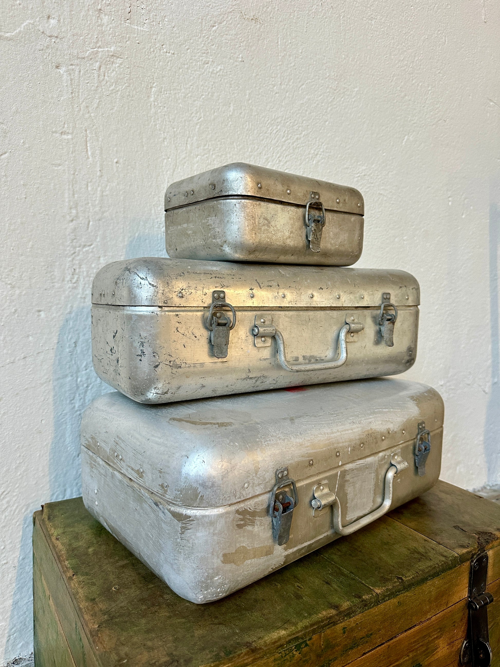 En gammal förstahjälpen väska i metall från Ungern.