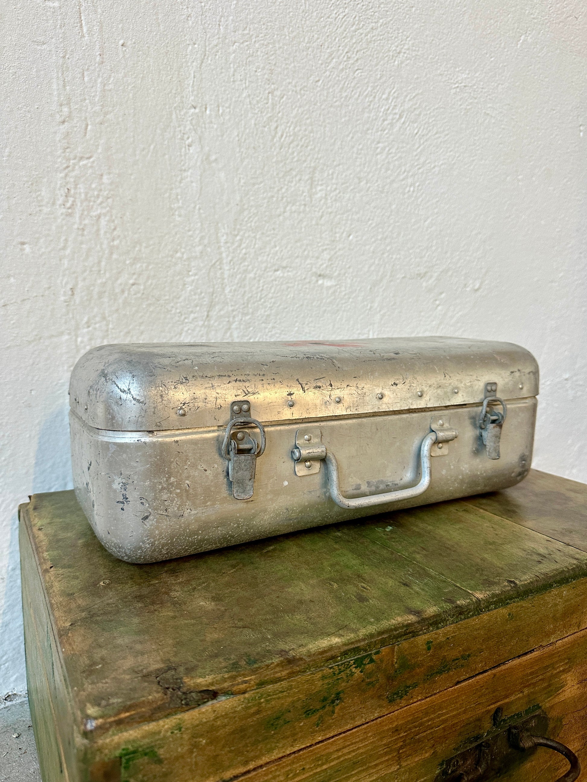 En gammal förstahjälpen väska i metall från Ungern.