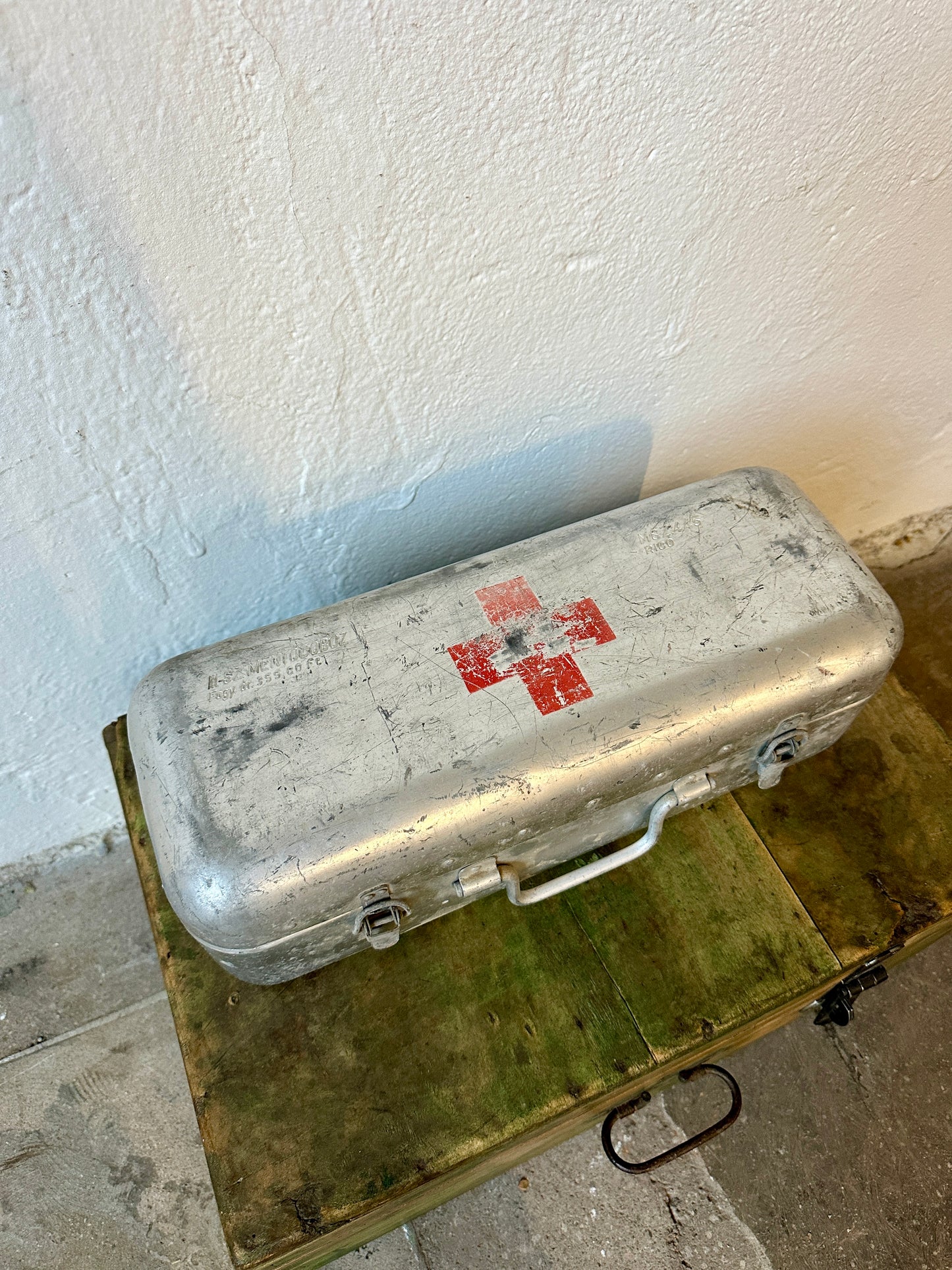 En gammal förstahjälpen väska i metall från Ungern.