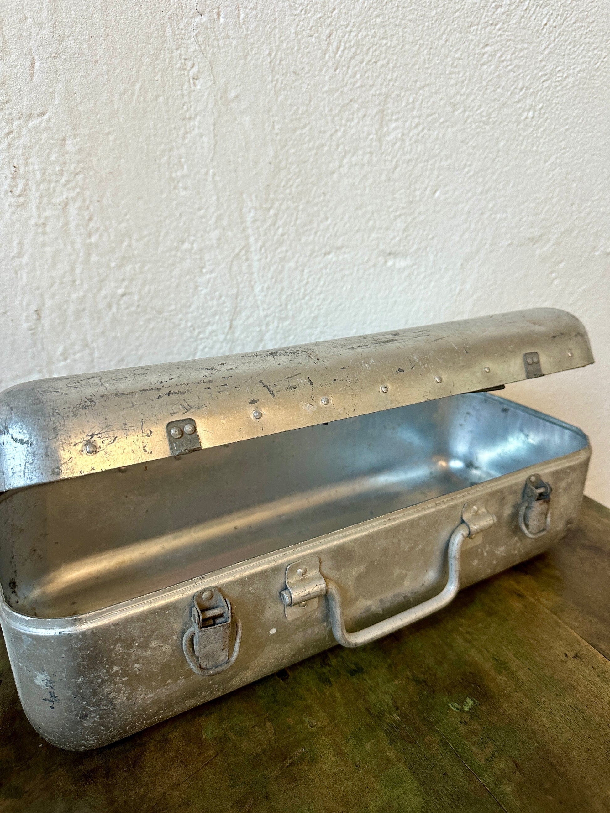 En gammal förstahjälpen väska i metall från Ungern.