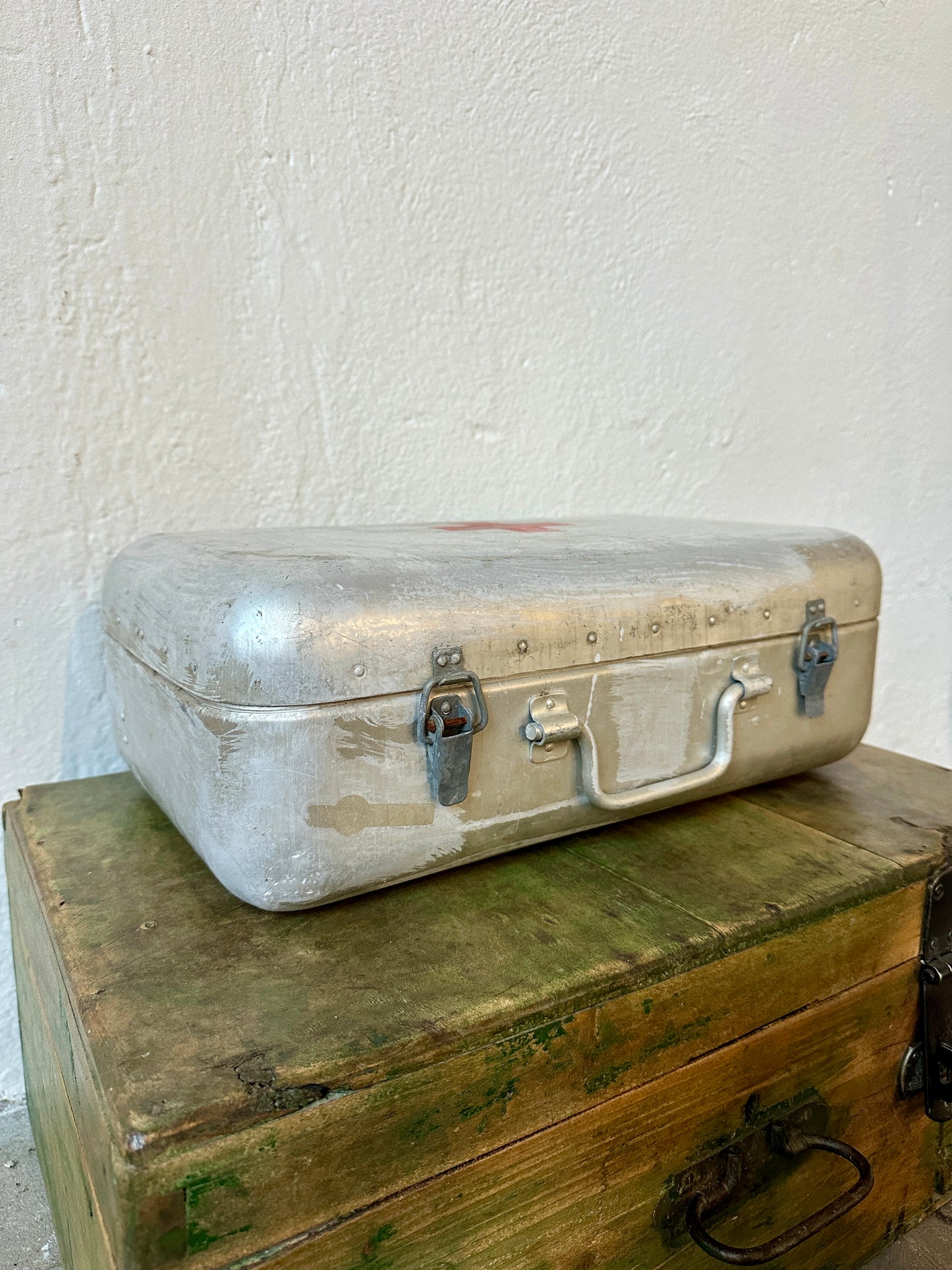 En gammal förstahjälpen väska i metall från Ungern.