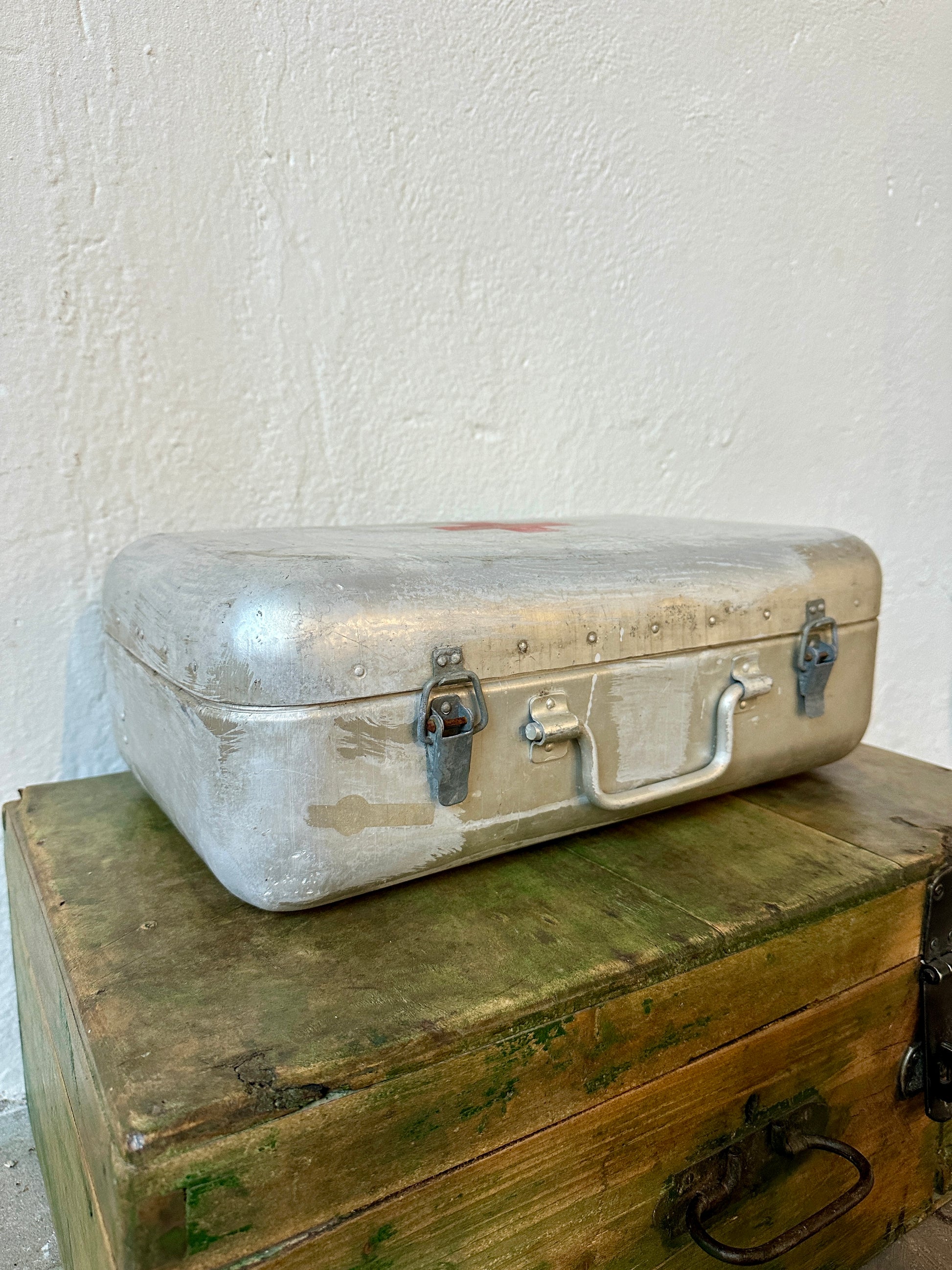 En gammal förstahjälpen väska i metall från Ungern.