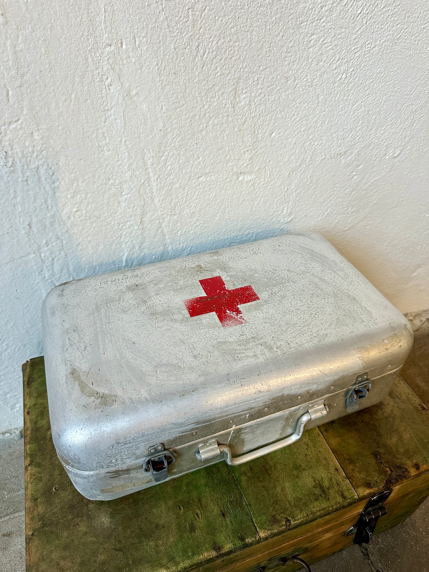 En gammal förstahjälpen väska i metall från Ungern.
