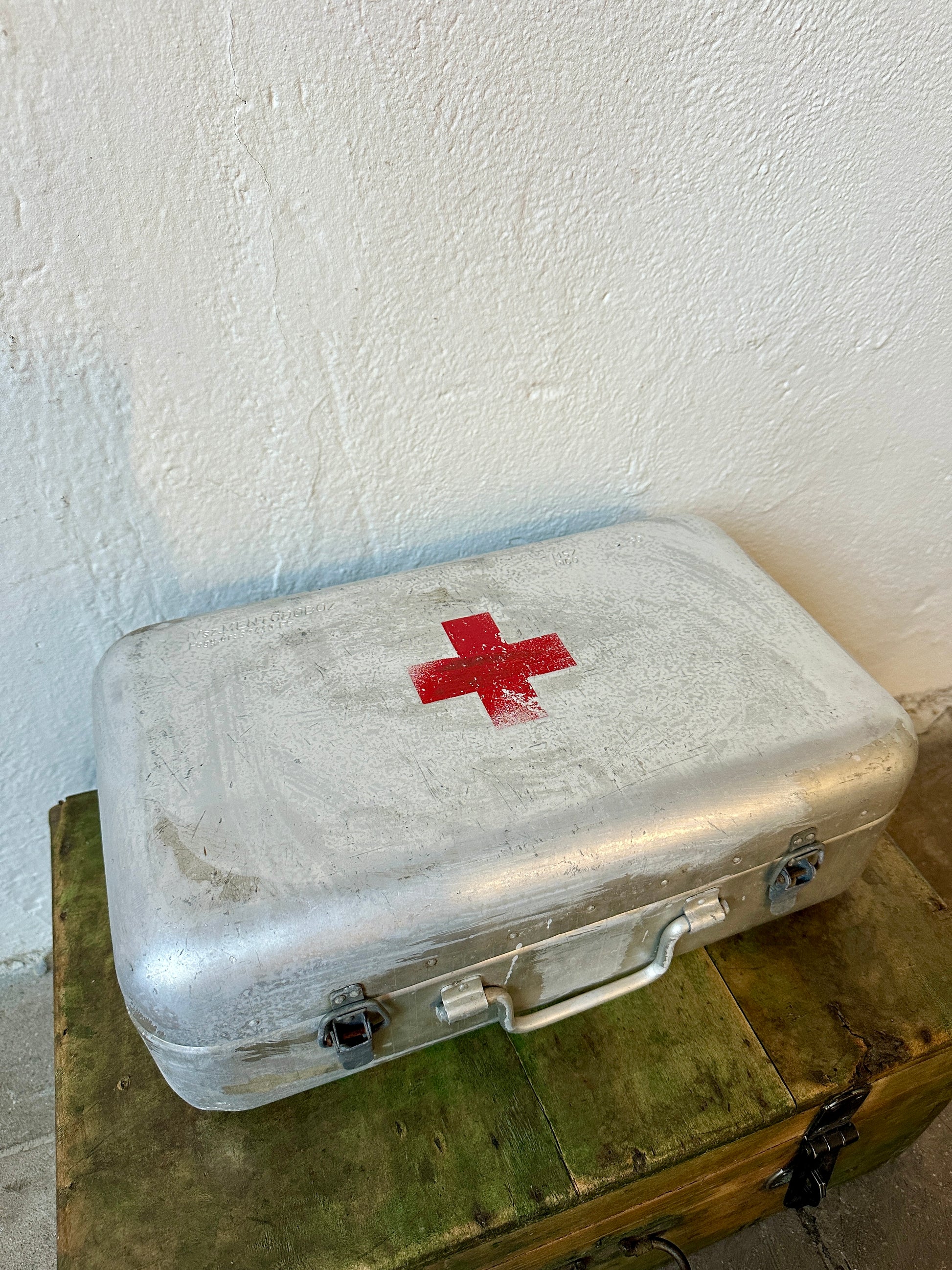 En gammal förstahjälpen väska i metall från Ungern.
