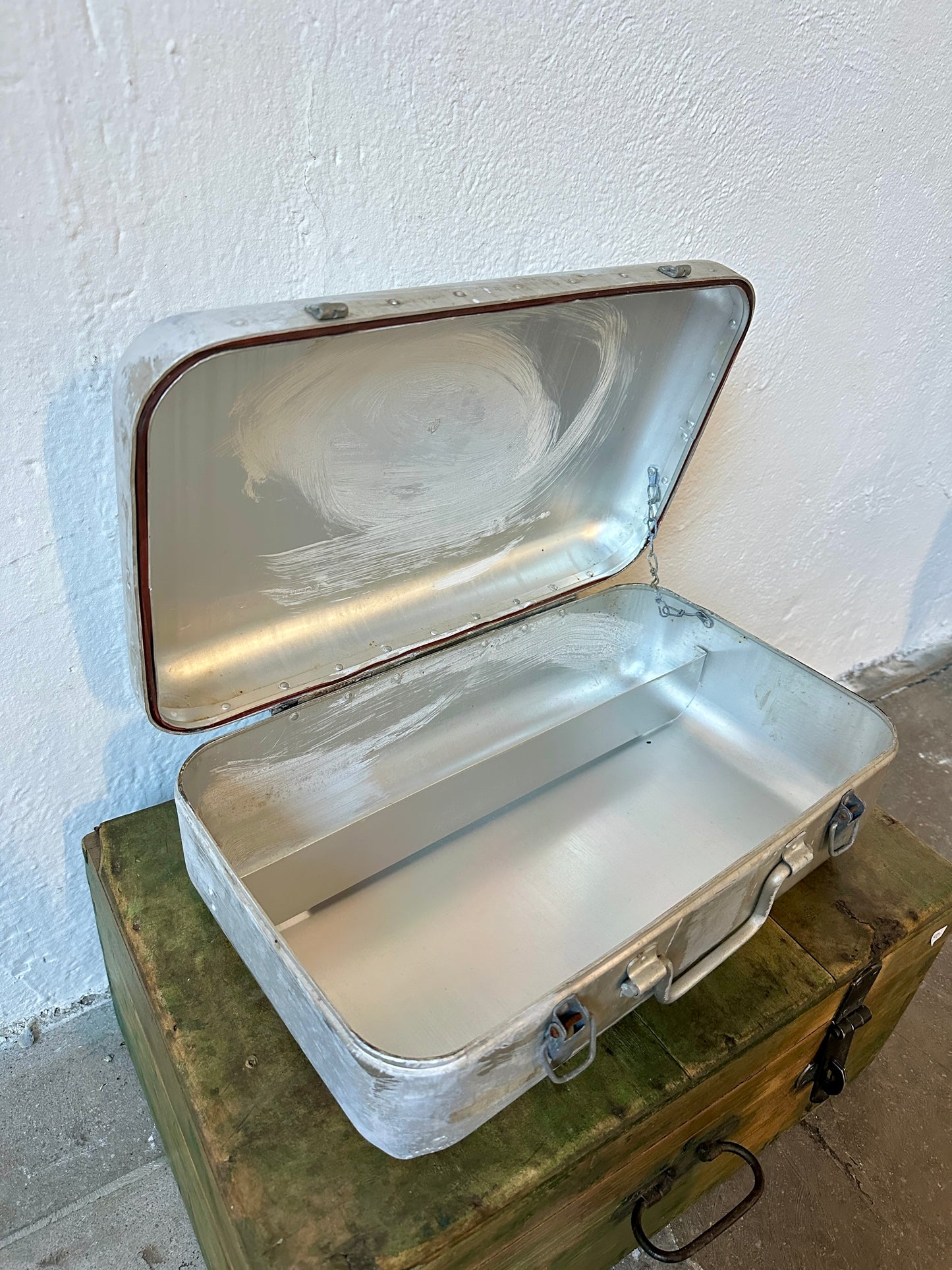 En gammal förstahjälpen väska i metall från Ungern.