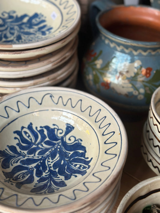 Närbild gamla keramikskålar.