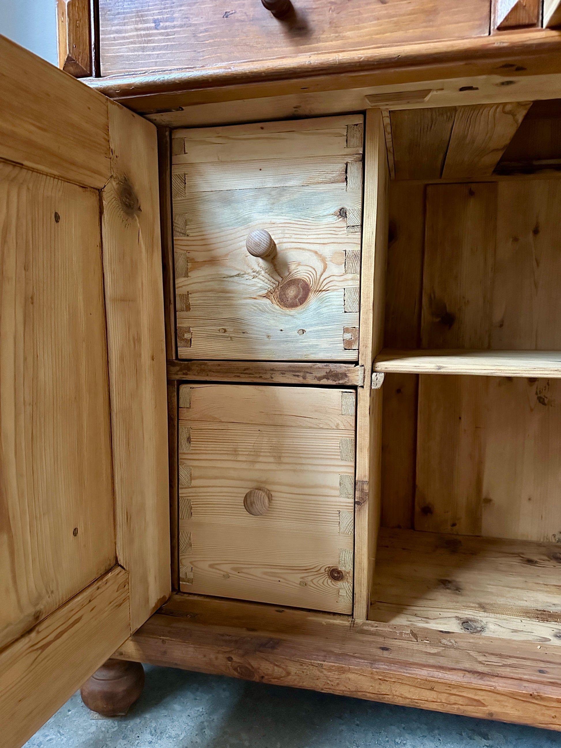 Dolda lådor i underdel.