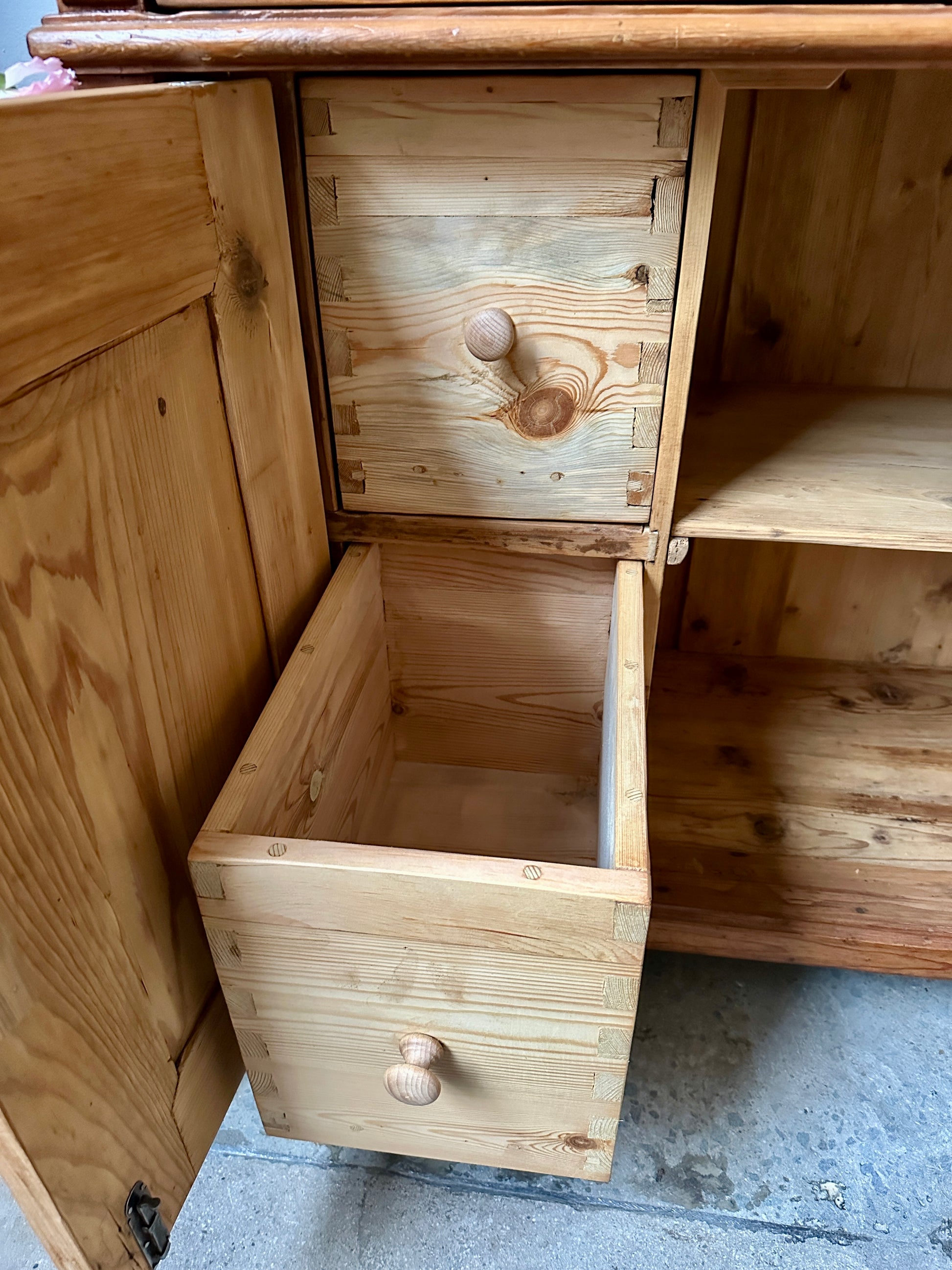 Dolda lådor i underdel.