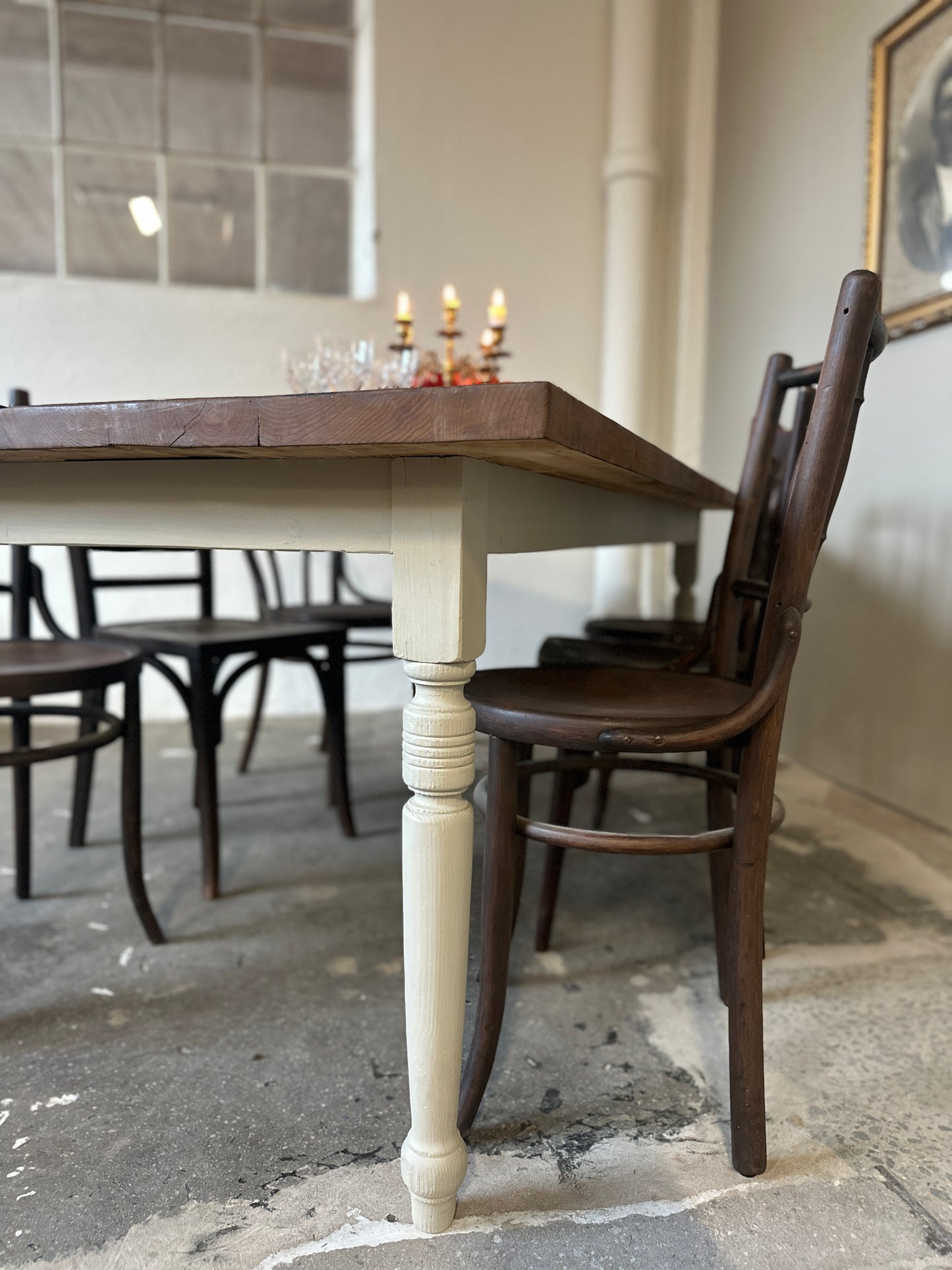 Detaljbild på ett gammalt bord.