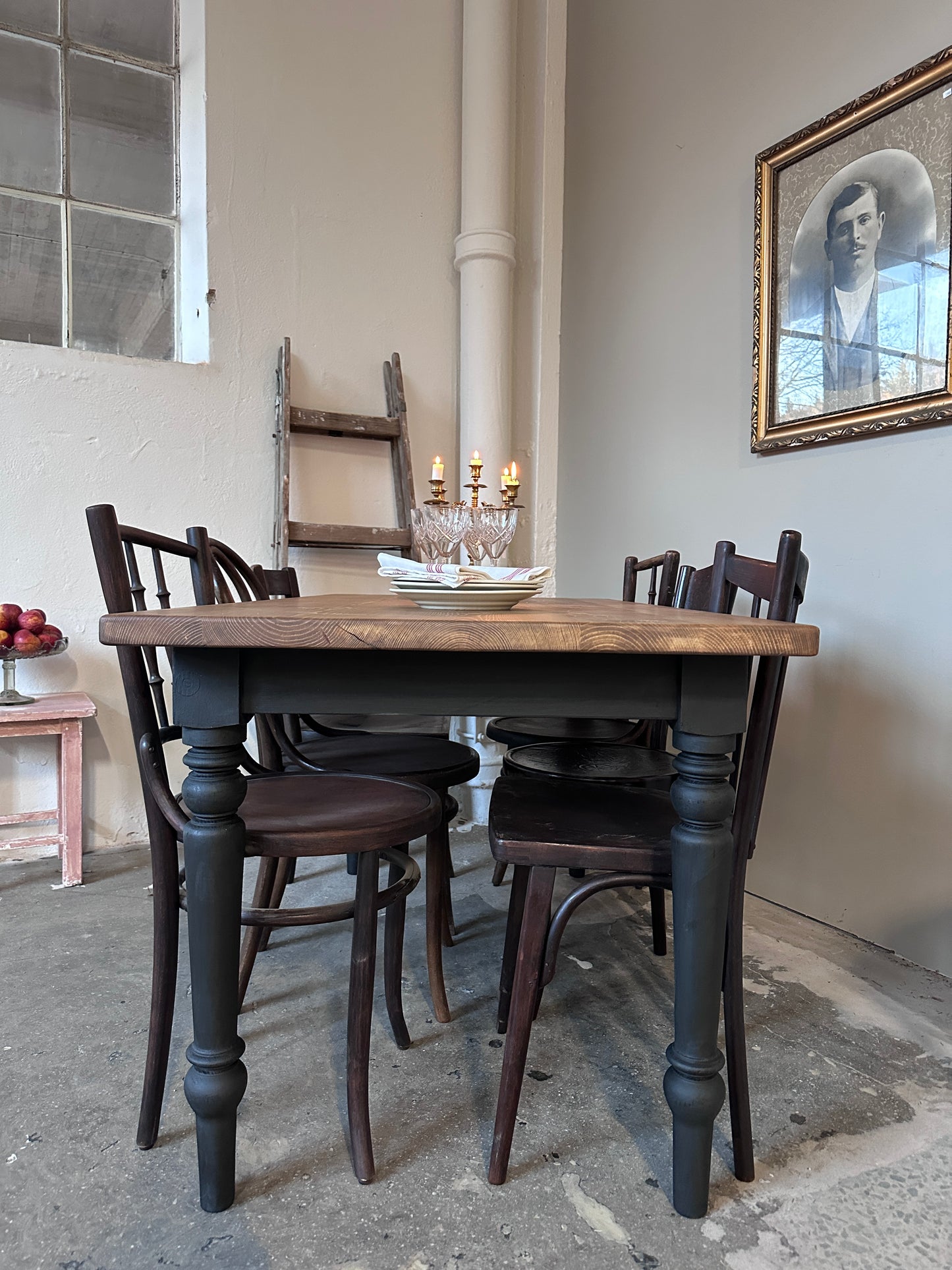 Ett gammalt vackert bord med 6 stolar runt om.