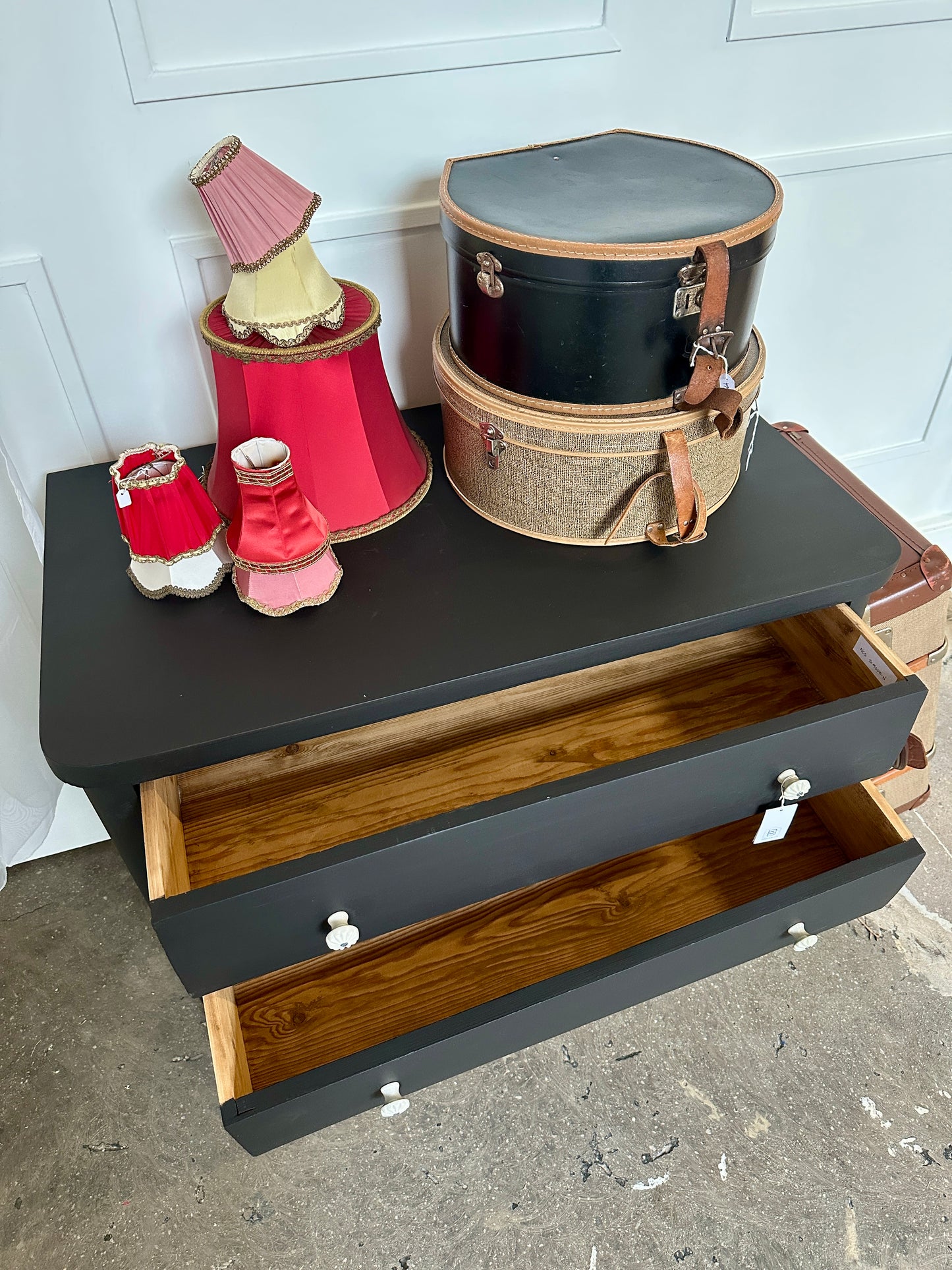 En gammal, vacker byrå med massor av förvaring. Den har hela 5 st praktiska lådor med vackra porslinsknoppar i äldre stil.