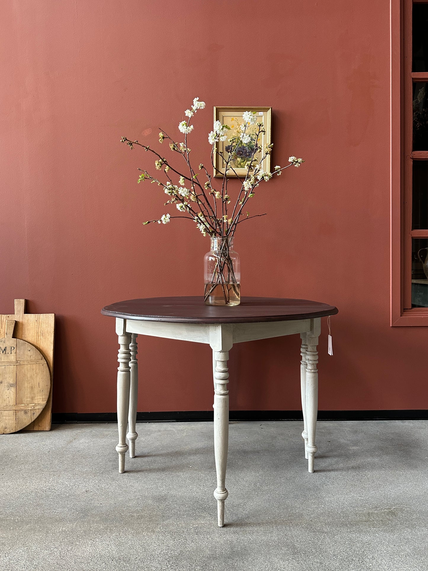 Ett vackert halvmånebord med svarvade ben och lite nättare mått