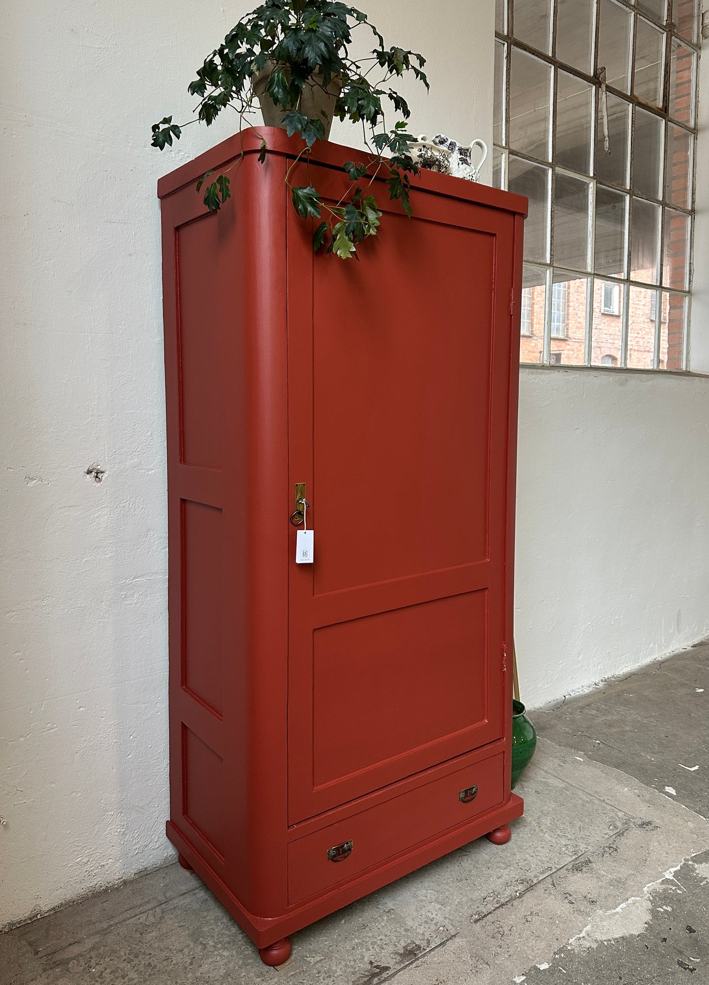 Ett gammalt vackert linneskåp med raka former och färre detaljer