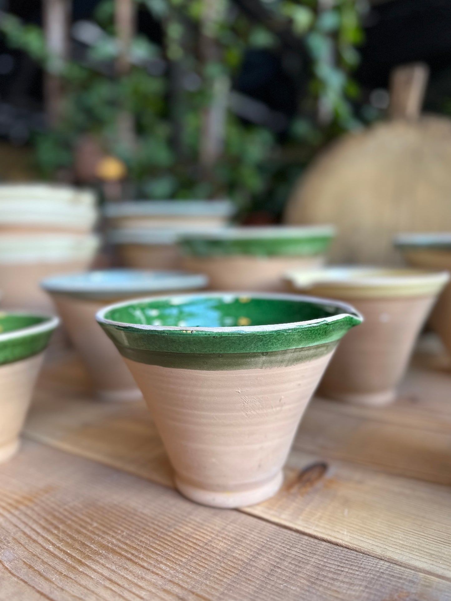 Bild visar grönt spillkum från sidan.