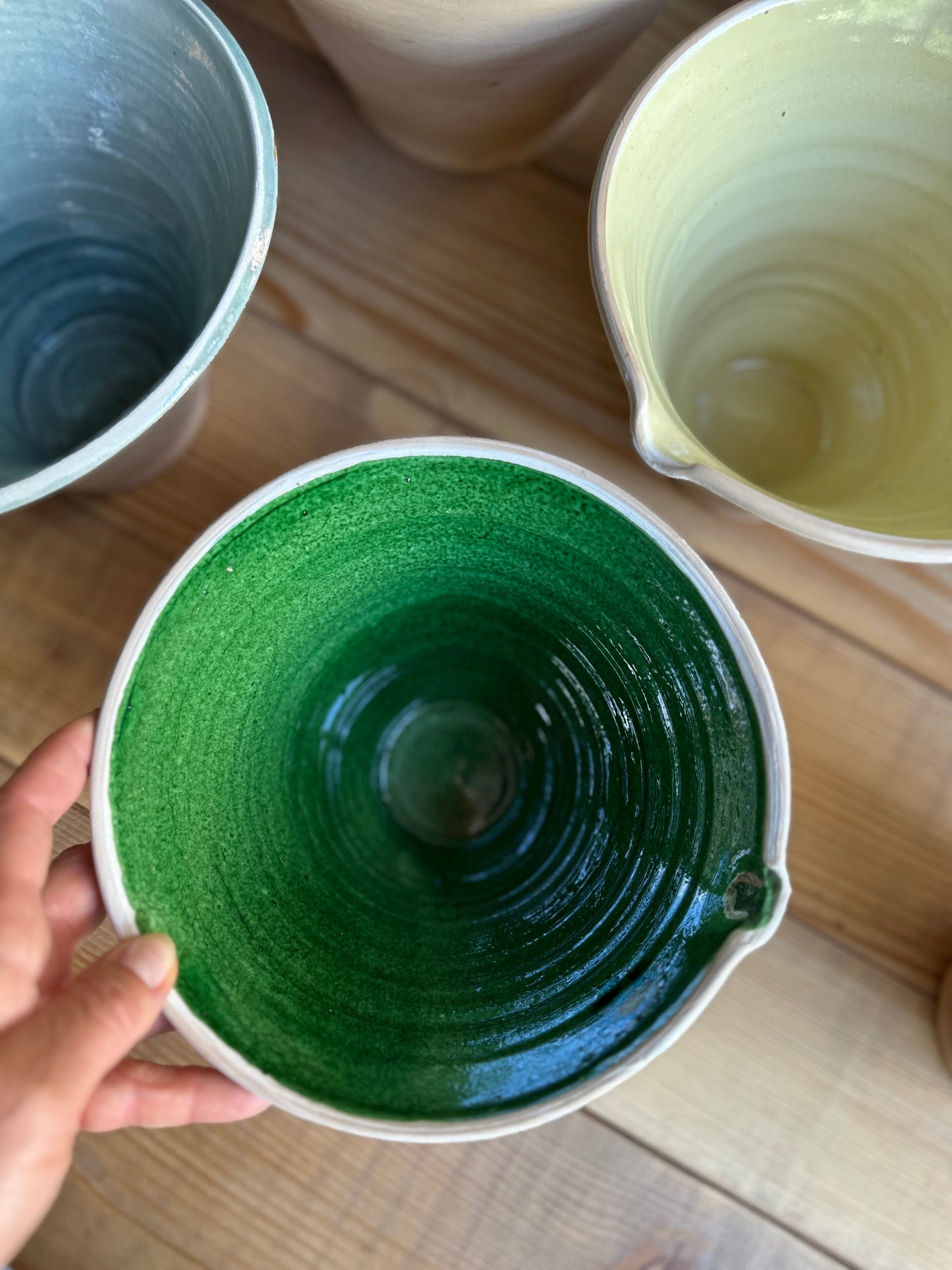 Grönt spillkum. Bild tagen rakt uppifrån.