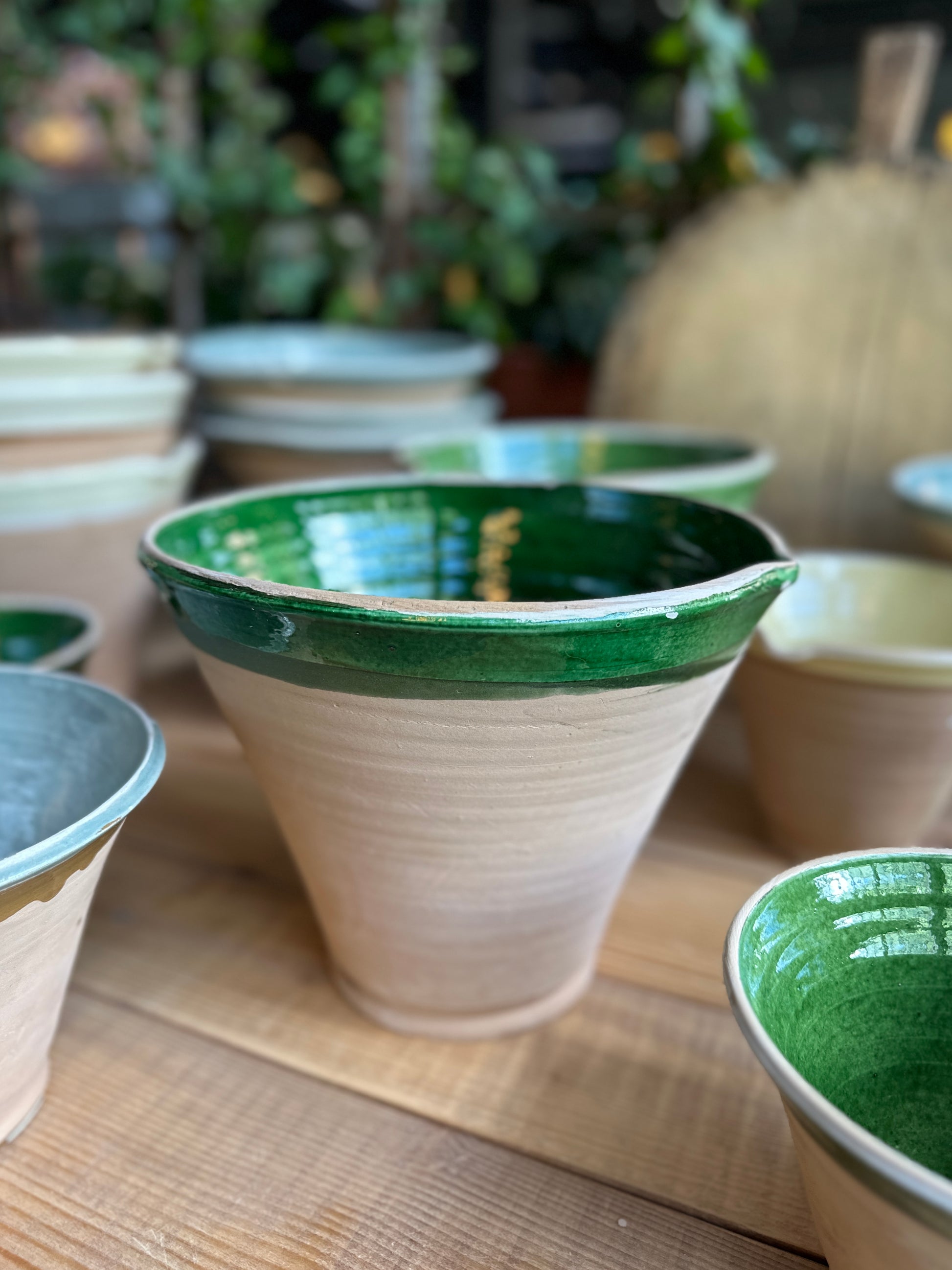 Bild visar grönt spillkum från sidan.