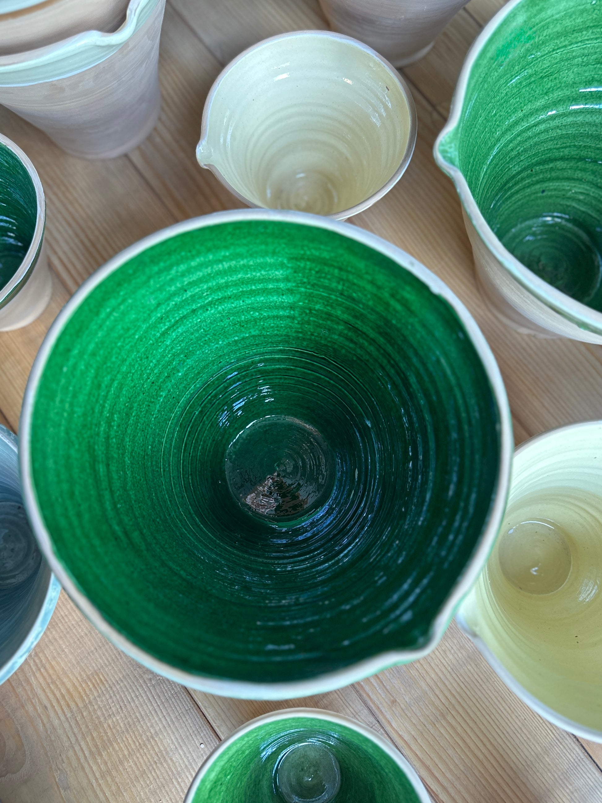 Grönt spillkum. Bild tagen rakt uppifrån.