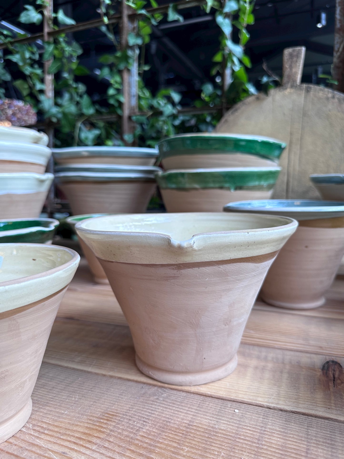 Bild visar cremefärgat spillkum från sidan.