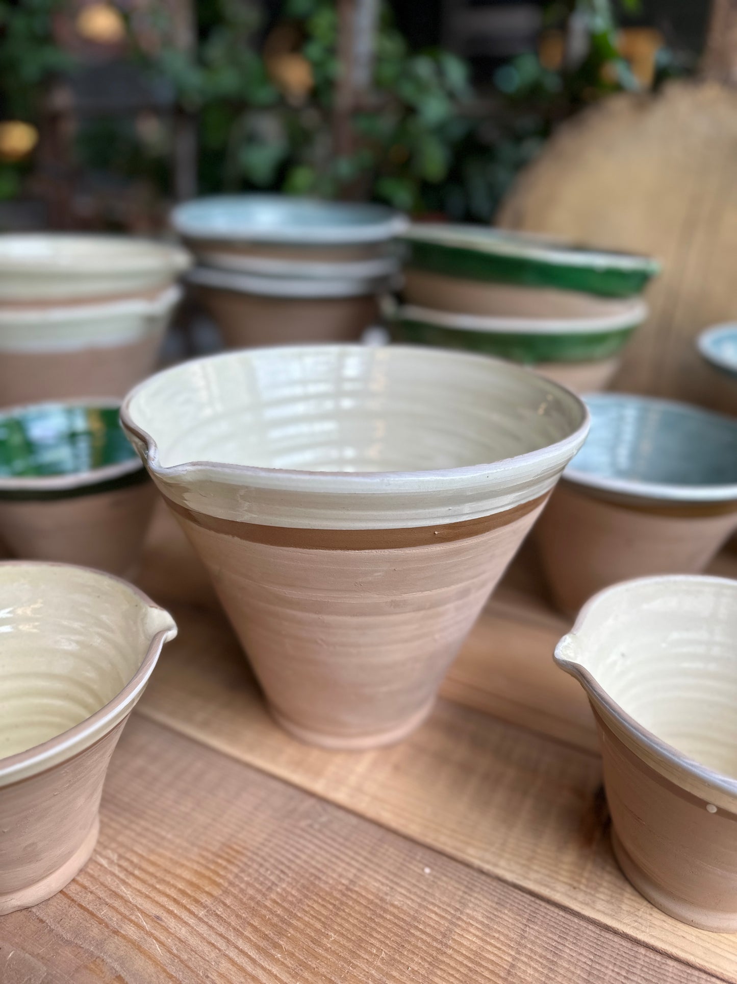 Bild visar cremefärgat spillkum från sidan.