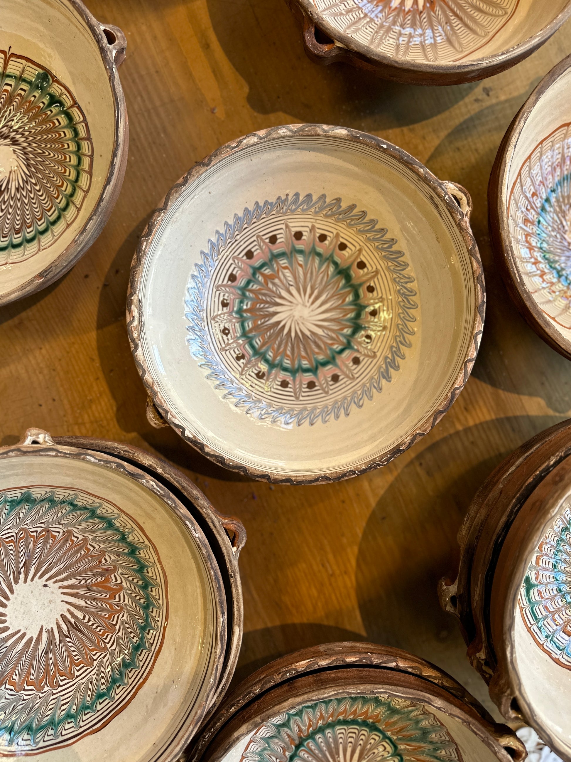 Insidan på en keramikskål, bilden är tagen uppifrån.