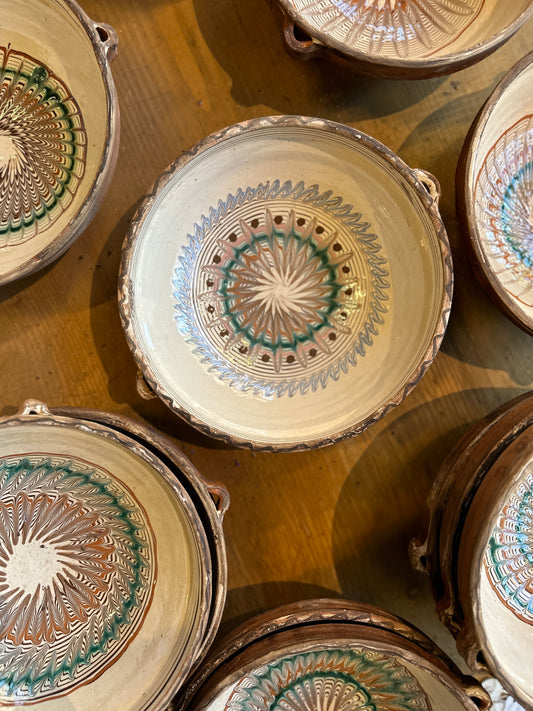 Insidan på en keramikskål, bilden är tagen uppifrån.